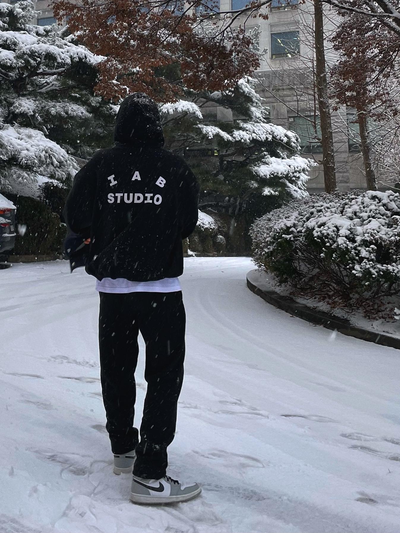 IAB Studio Hoodie Black White, IAB Studio Sweatpants Black White - 22SS 착용 스타일 - 2