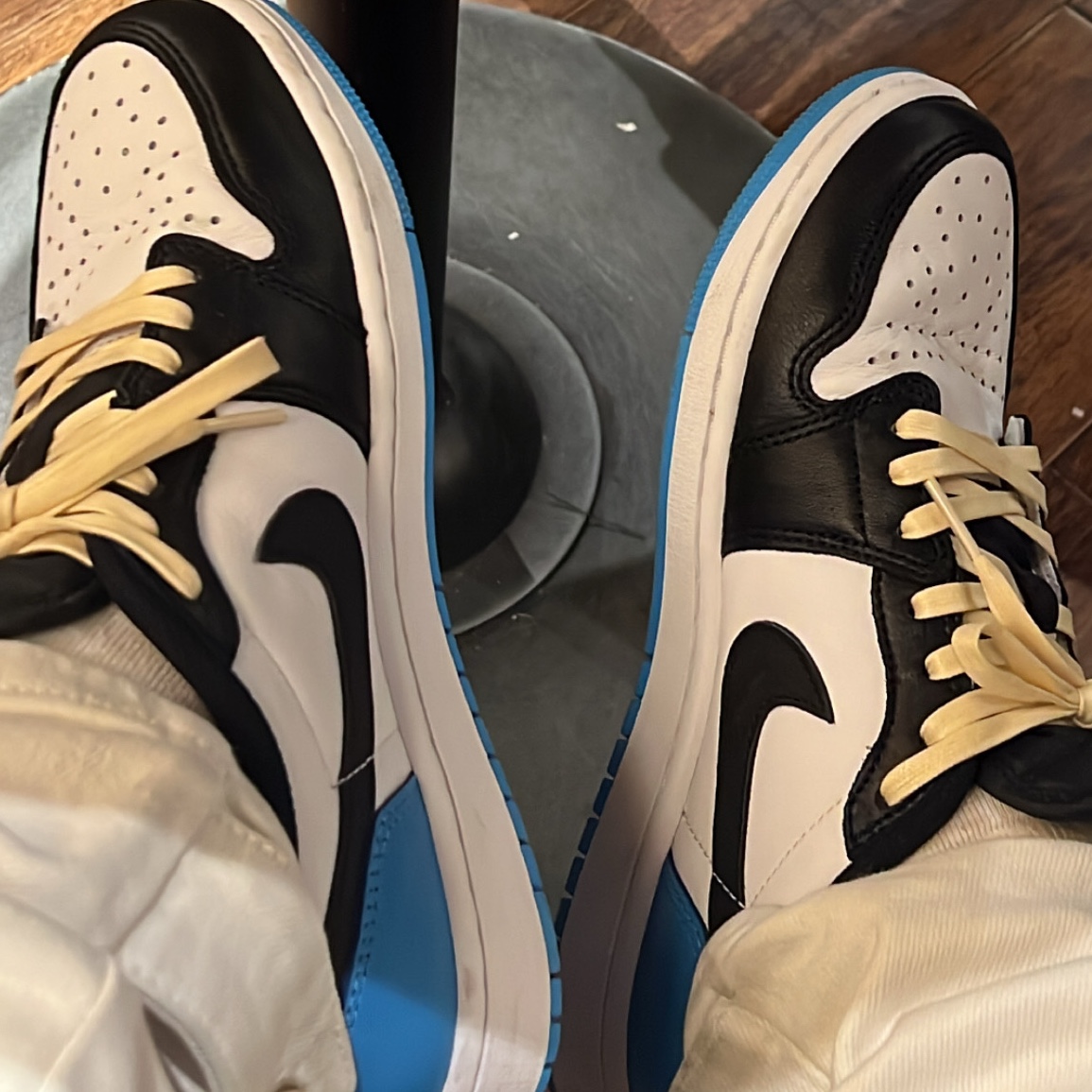 Jordan 1 Retro Low OG Black and Dark Powder Blue 착용 스타일