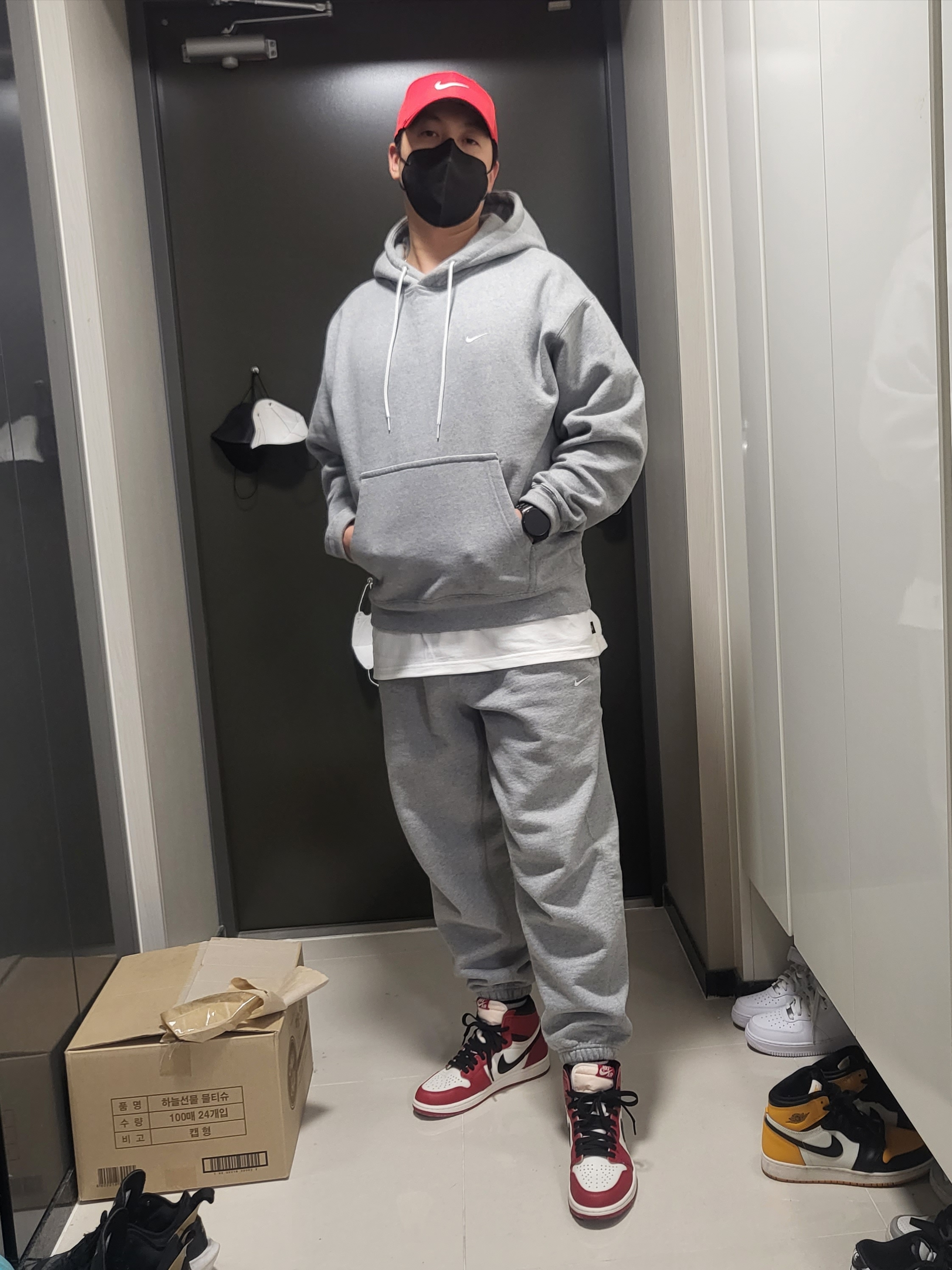 Jordan 1 Retro High OG Chicago 2022, Nike NRG Solo Swoosh Fleece Pants Dark Grey Heather - Asia 착용 스타일