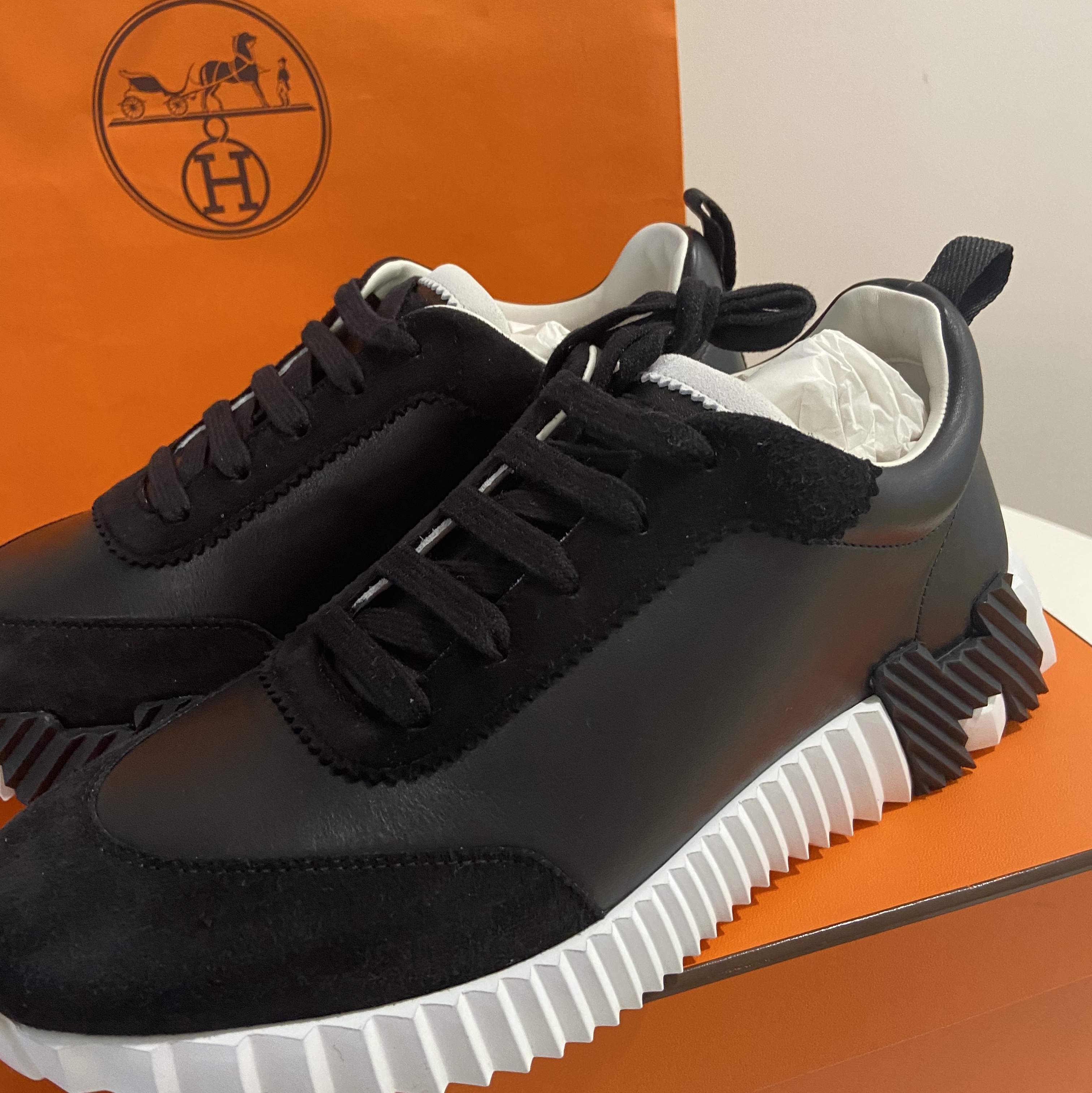 Hermes Bouncing Sneakers Calfskin Suede Goatskin & Noir 착용 스타일 - 3