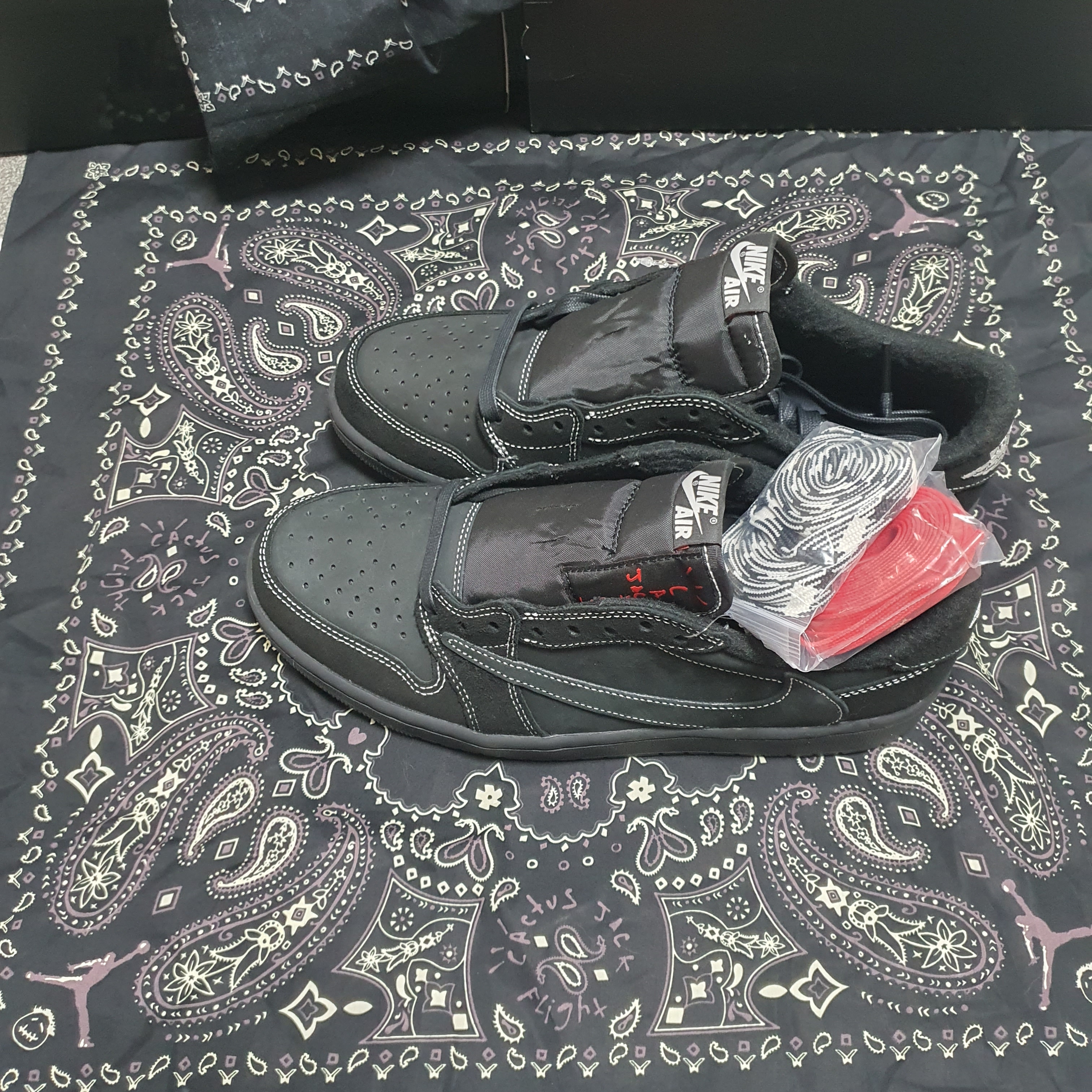 Jordan 1 x Travis Scott Retro Low OG SP Black Phantom 착용 스타일 - 4