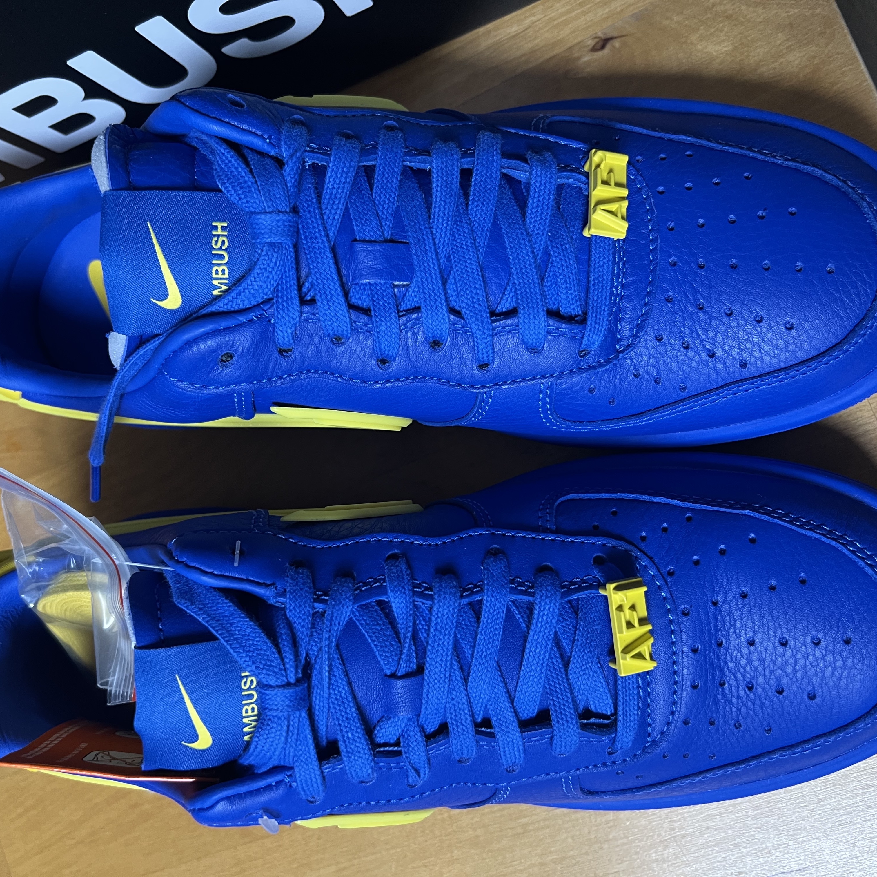 Nike x Ambush Air Force 1 Low SP Game Royal and Vivid Sulfur 착용 스타일 - 2