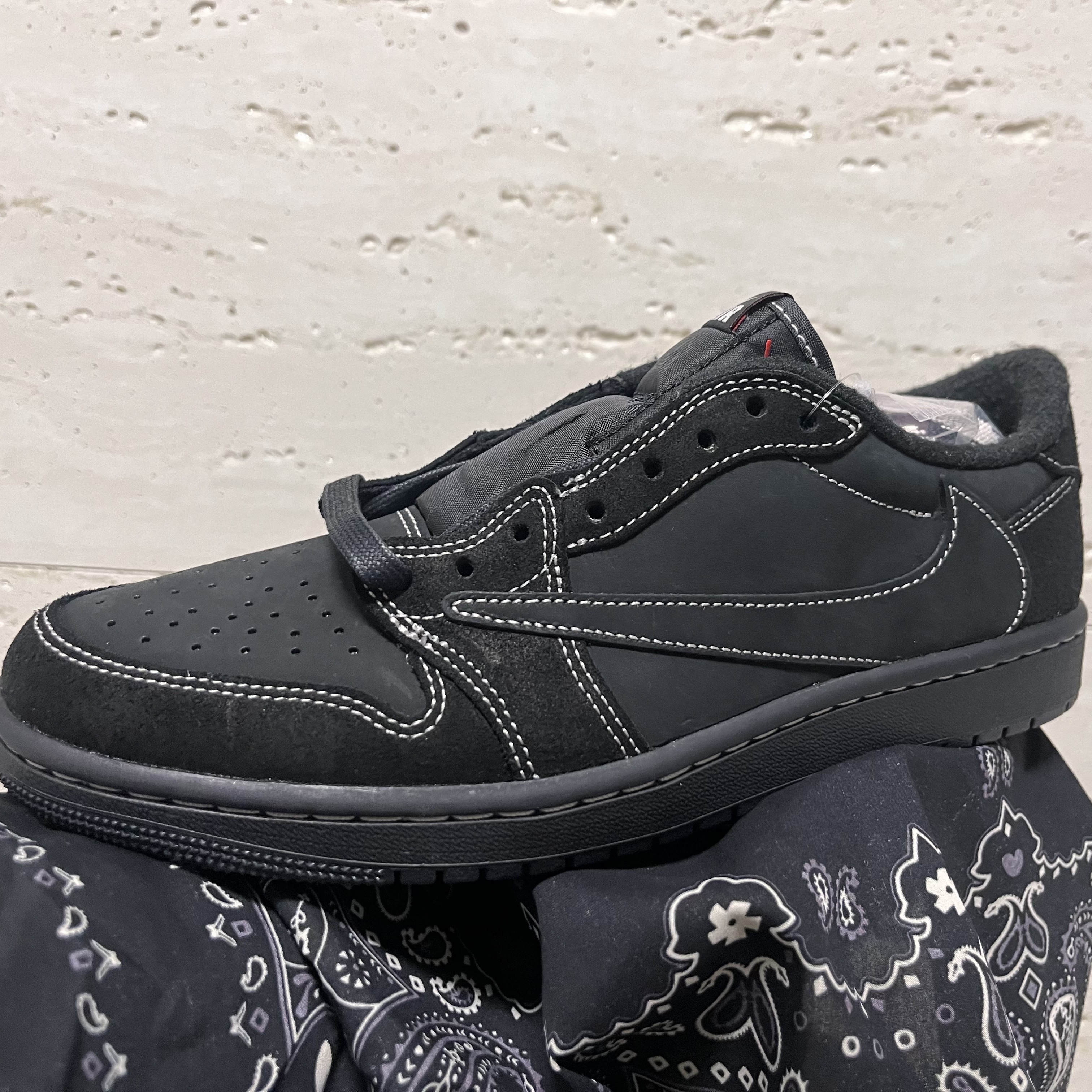 Jordan 1 x Travis Scott Retro Low OG SP Black Phantom 착용 스타일 - 4