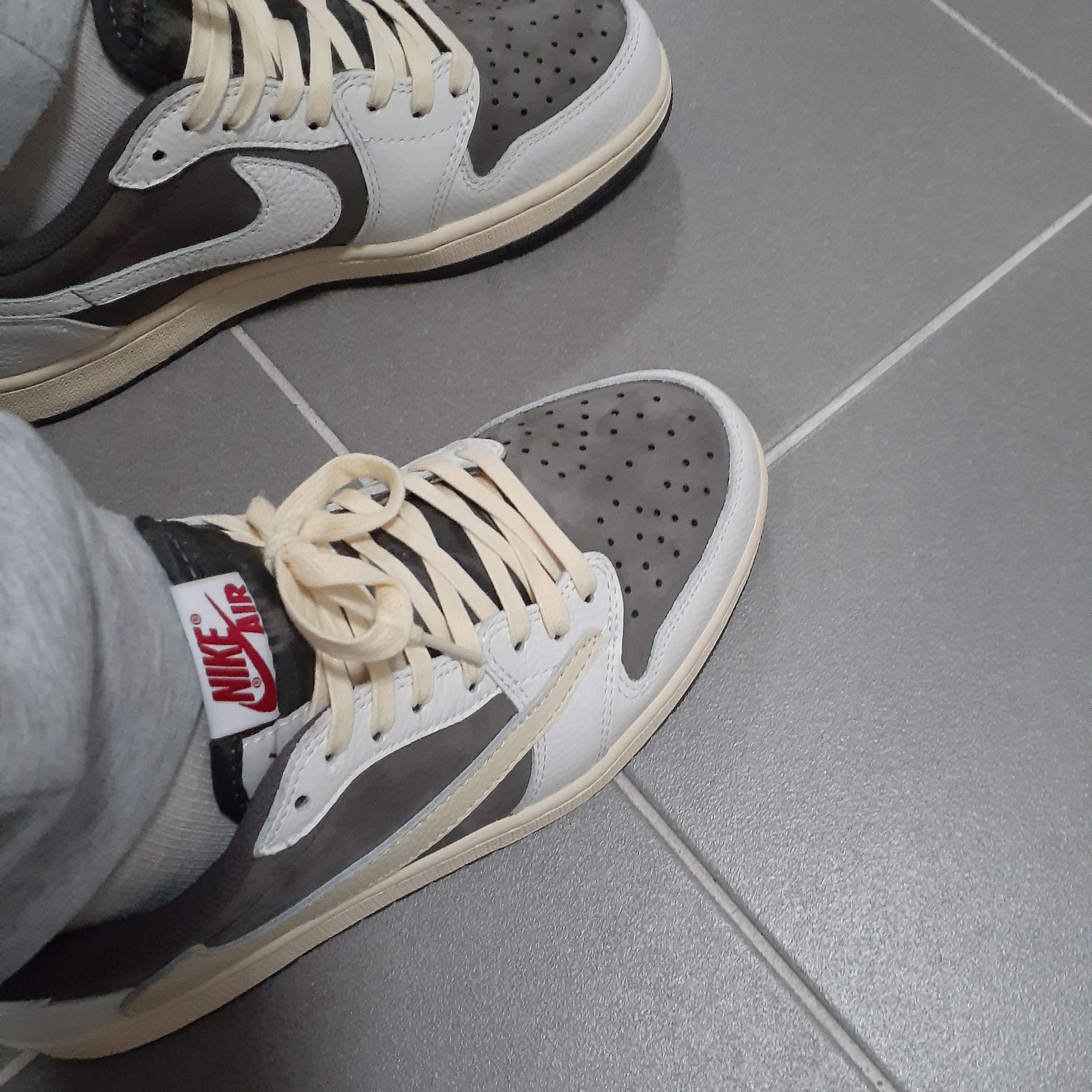 Jordan 1 x Travis Scott Retro Low OG SP Sail and Ridgerock 착용 스타일
