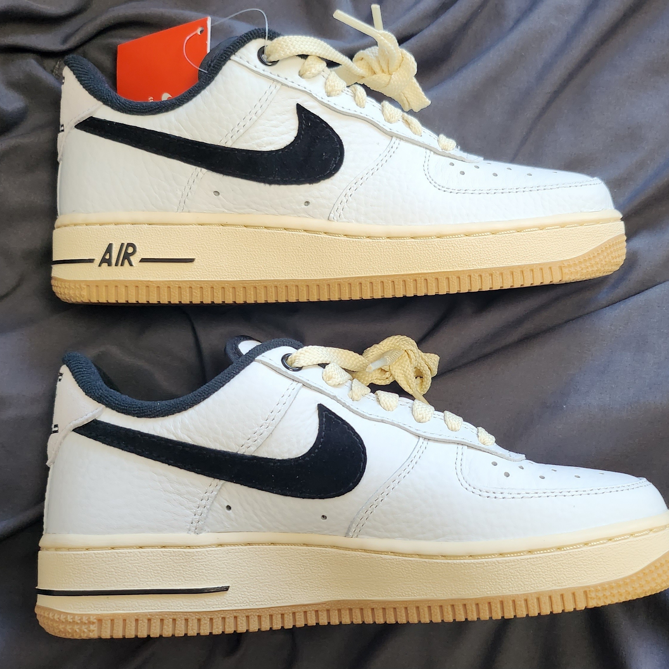 (W) Nike Air Force 1 '07 LX Black and Summit White 착용 스타일