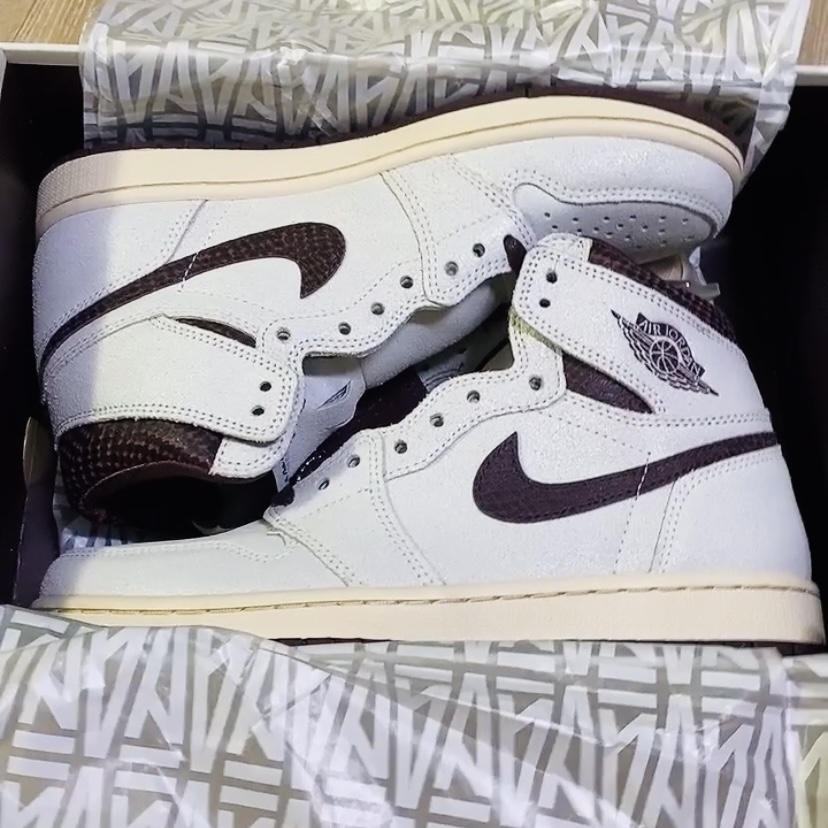 Jordan 1 x A Ma Maniere Retro High OG SP Sail and Burgundy 착용 스타일 - 2