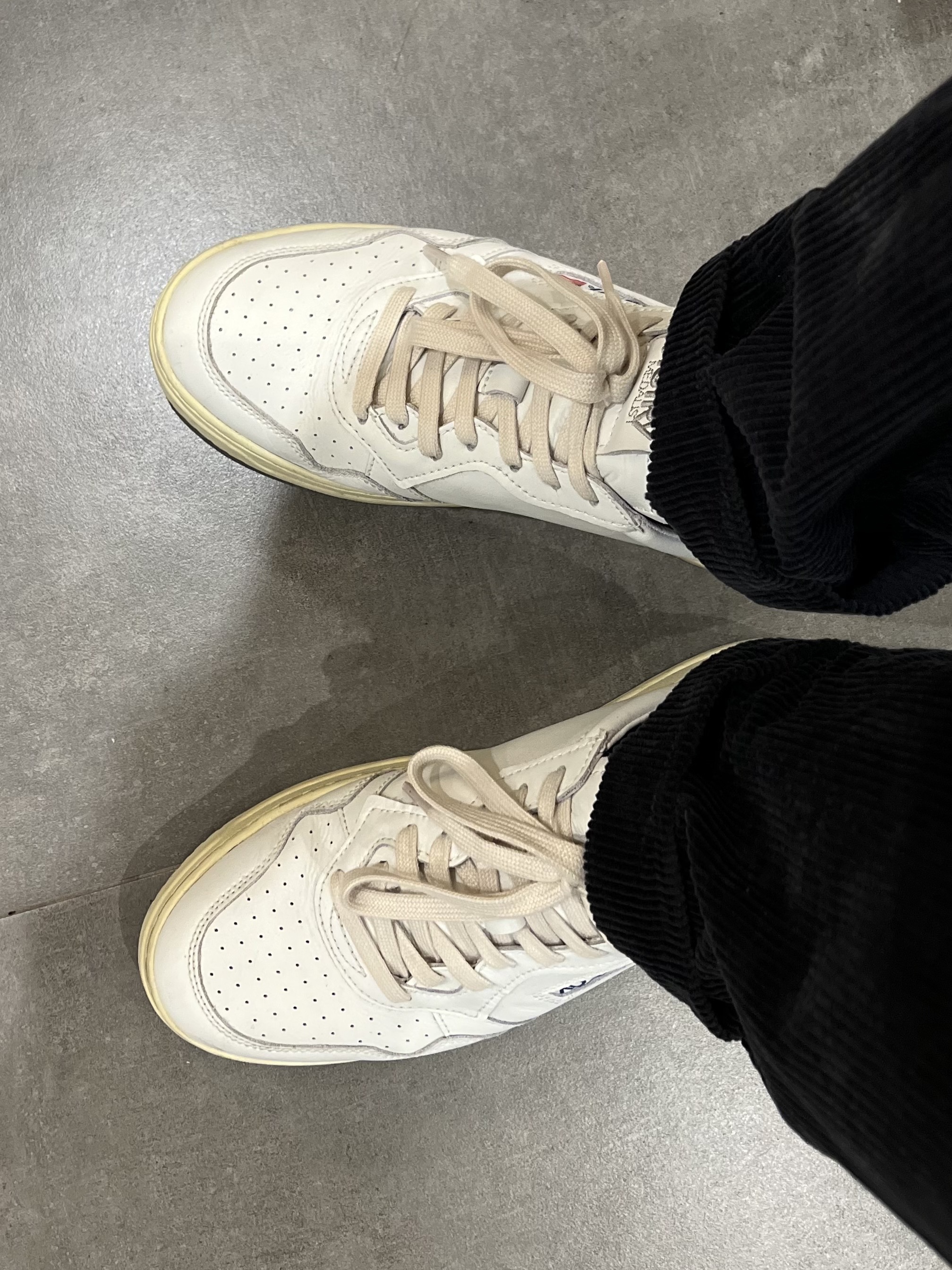Autry Medalist Low Leather Sneakers White 착용 스타일 - 3