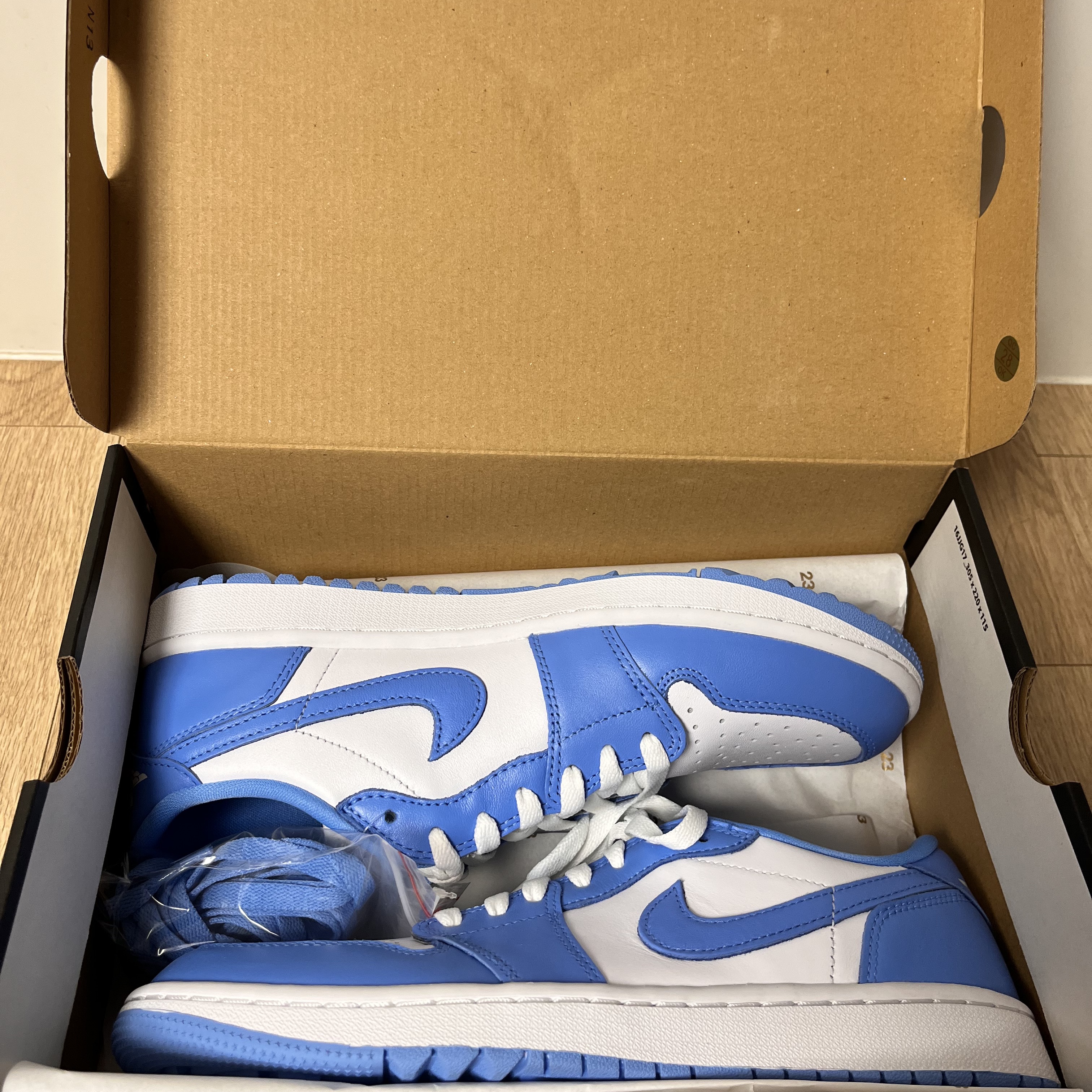 Jordan 1 Low Golf White and University Blue 착용 스타일 - 3