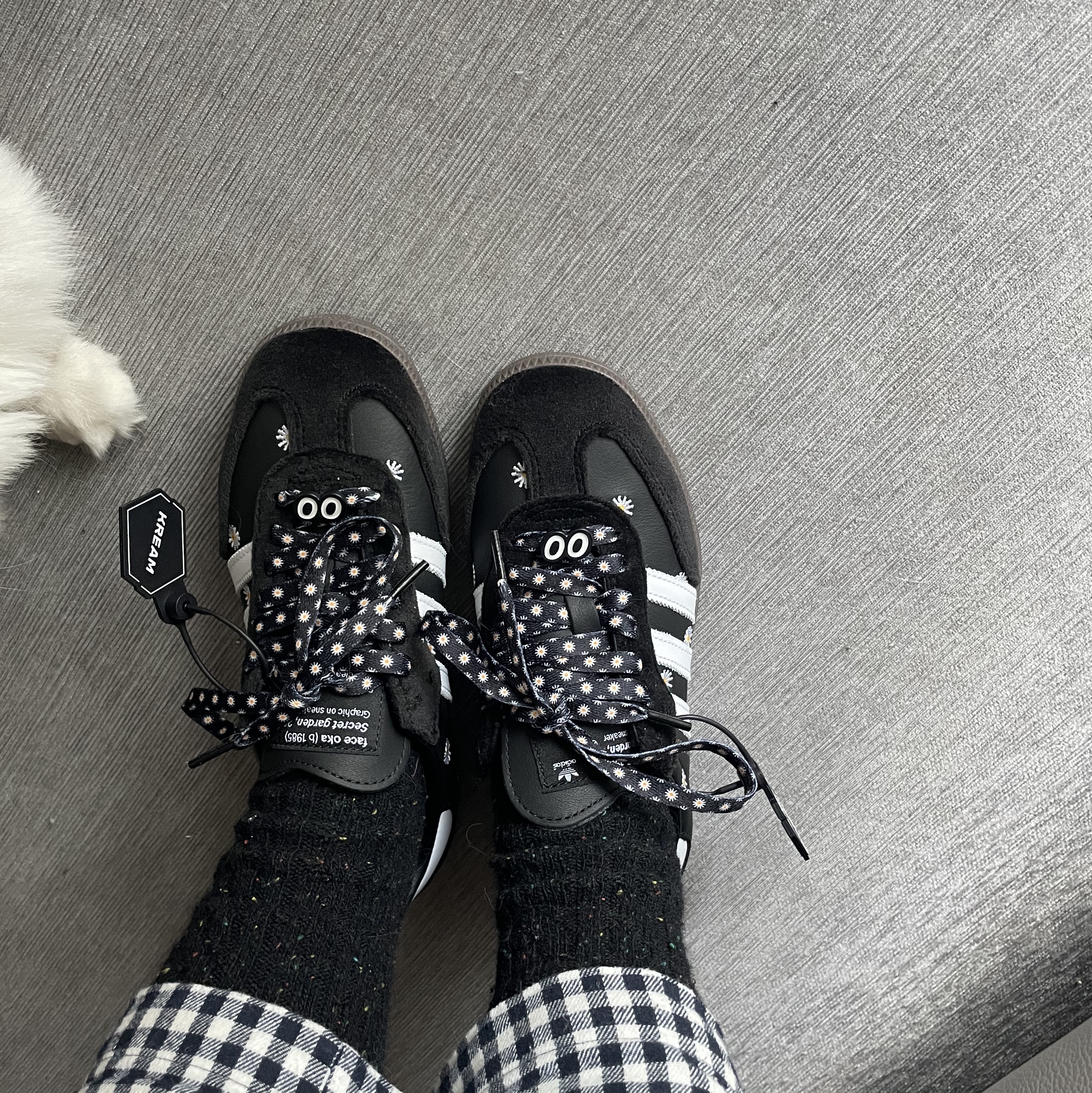 Adidas x Atmos x Face Samba OG Core Black 착용 스타일 - 1