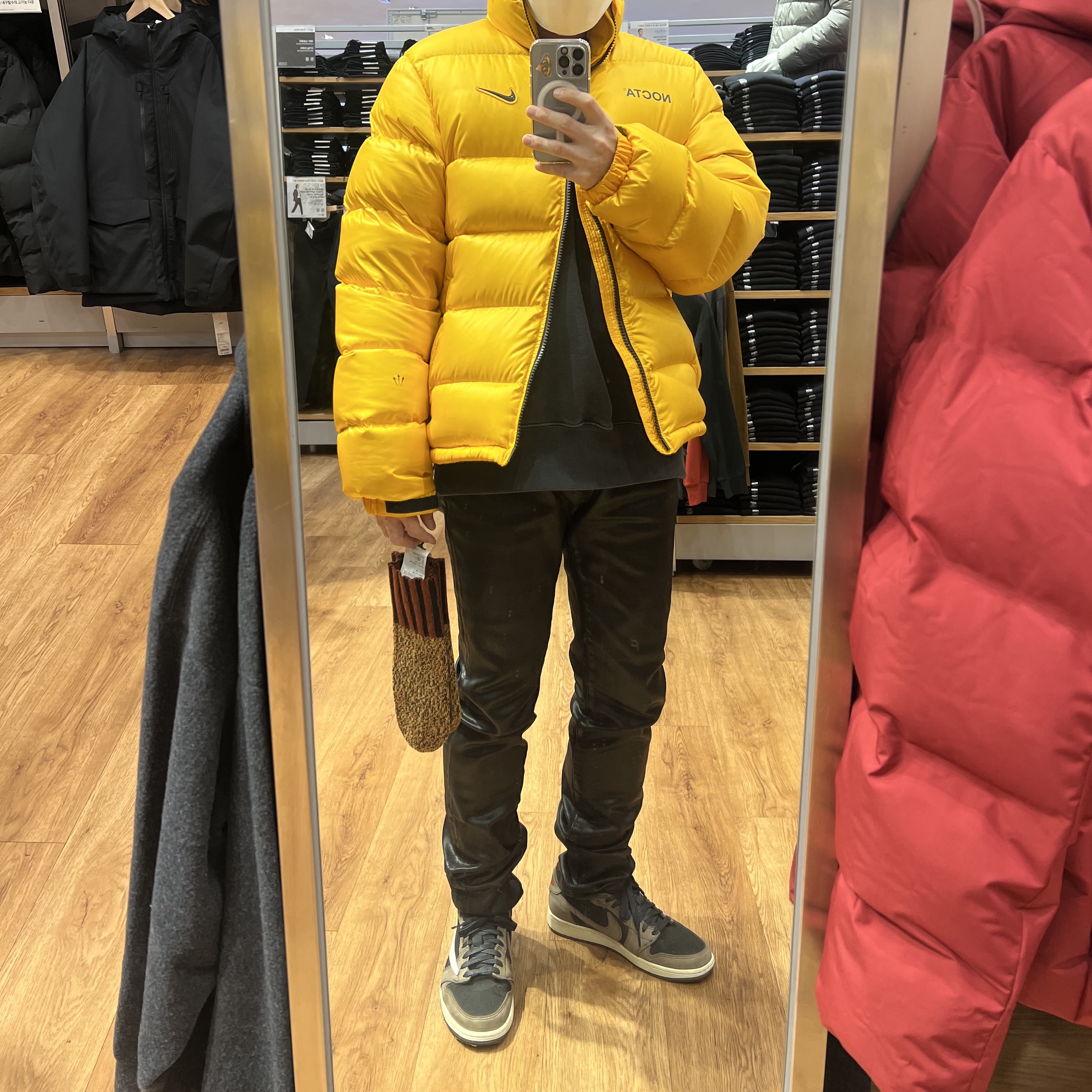 Nike x Drake Nocta Puffer Jacket University Gold - US/EU, Undermycar Black Mamba Slim Fit Red Stitch Wax Coating Jeans Rumba Red - 22FW 착용 스타일 - 1
