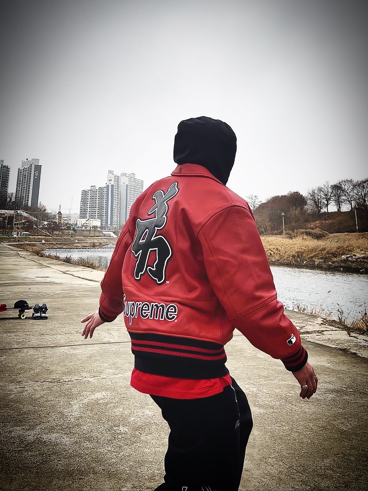 Supreme x MLB Kanji Teams Lightweight Balaclava White Sox Black - 22FW, Supreme x MLB Kanji Teams Lightweight Balaclava Yankees Red - 22FW 착용 스타일 - 3
