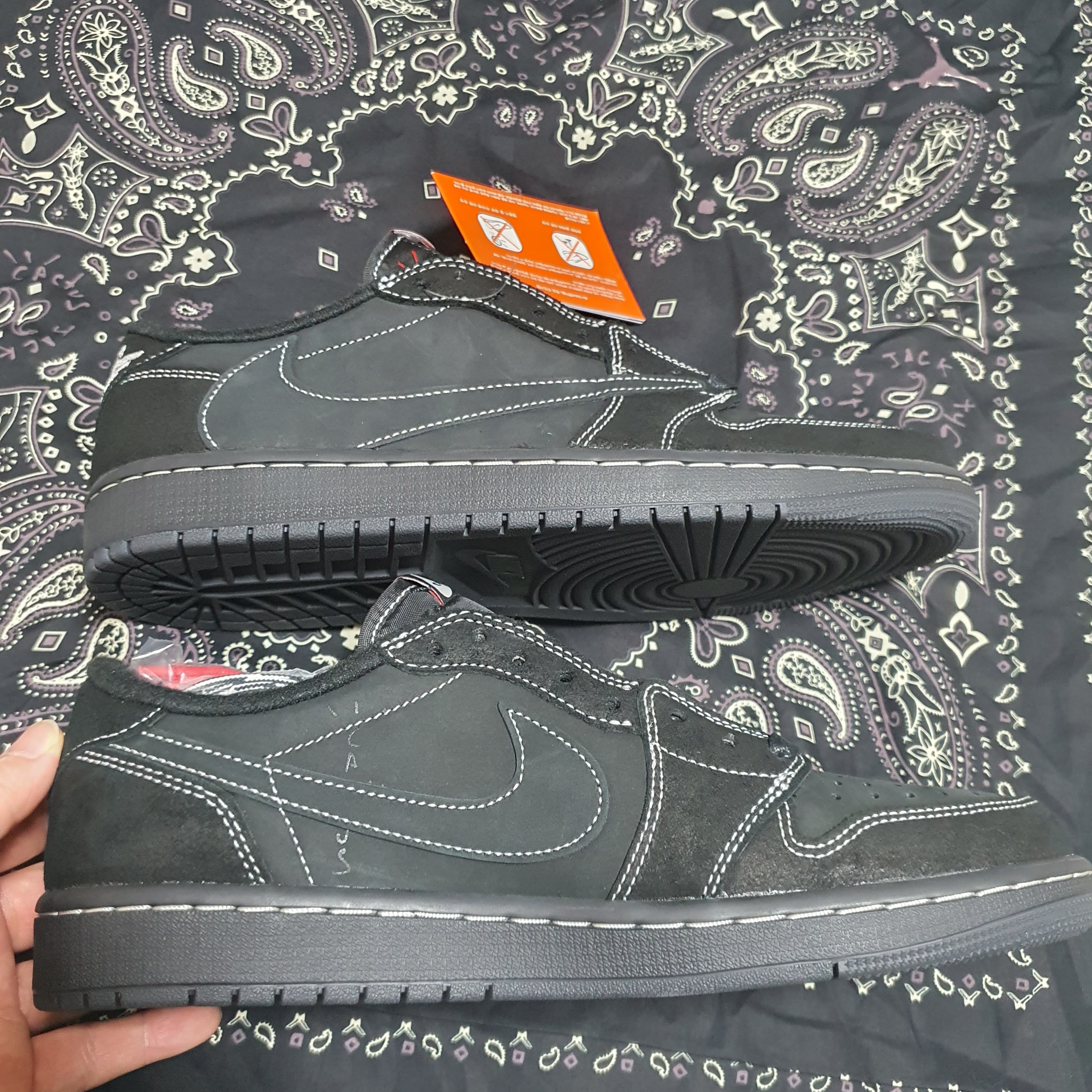 Jordan 1 x Travis Scott Retro Low OG SP Black Phantom 착용 스타일 - 5