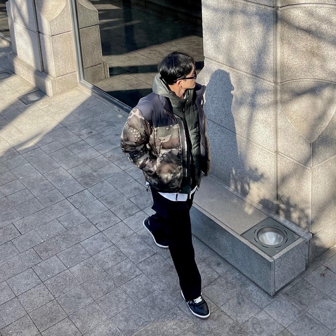 The North Face 1996 Novelty Nuptse Jacket Woodland Camo 착용 스타일 - 2