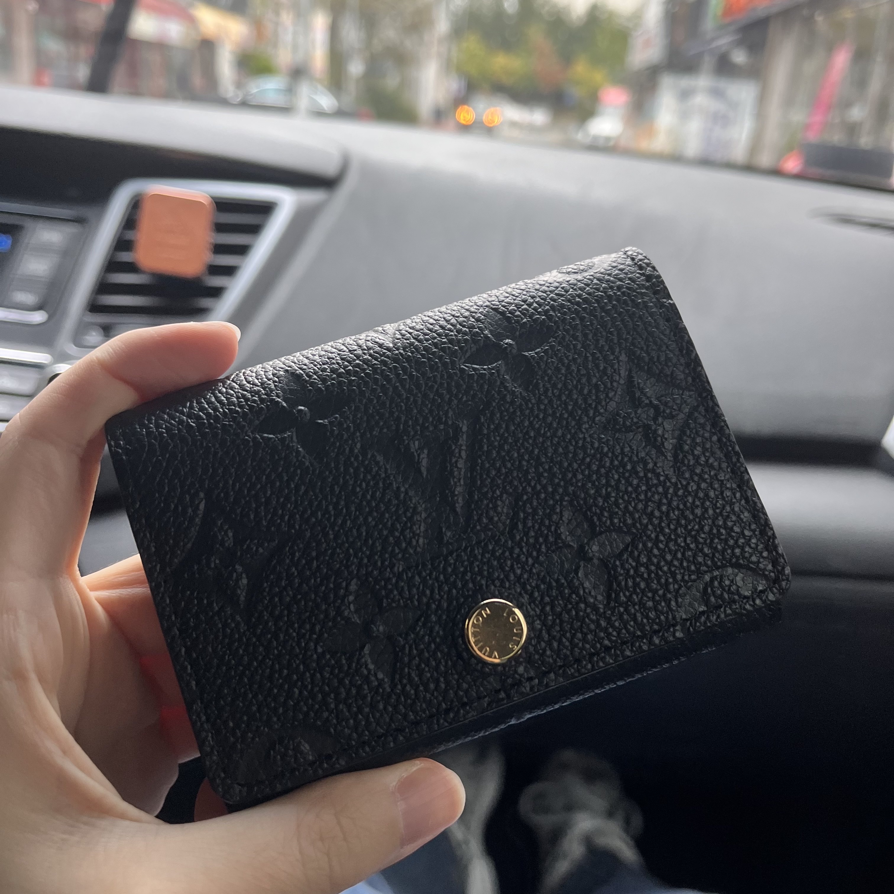 Louis Vuitton Business Card Holder Monogram Embossed Leather Black 착용 스타일 - 2