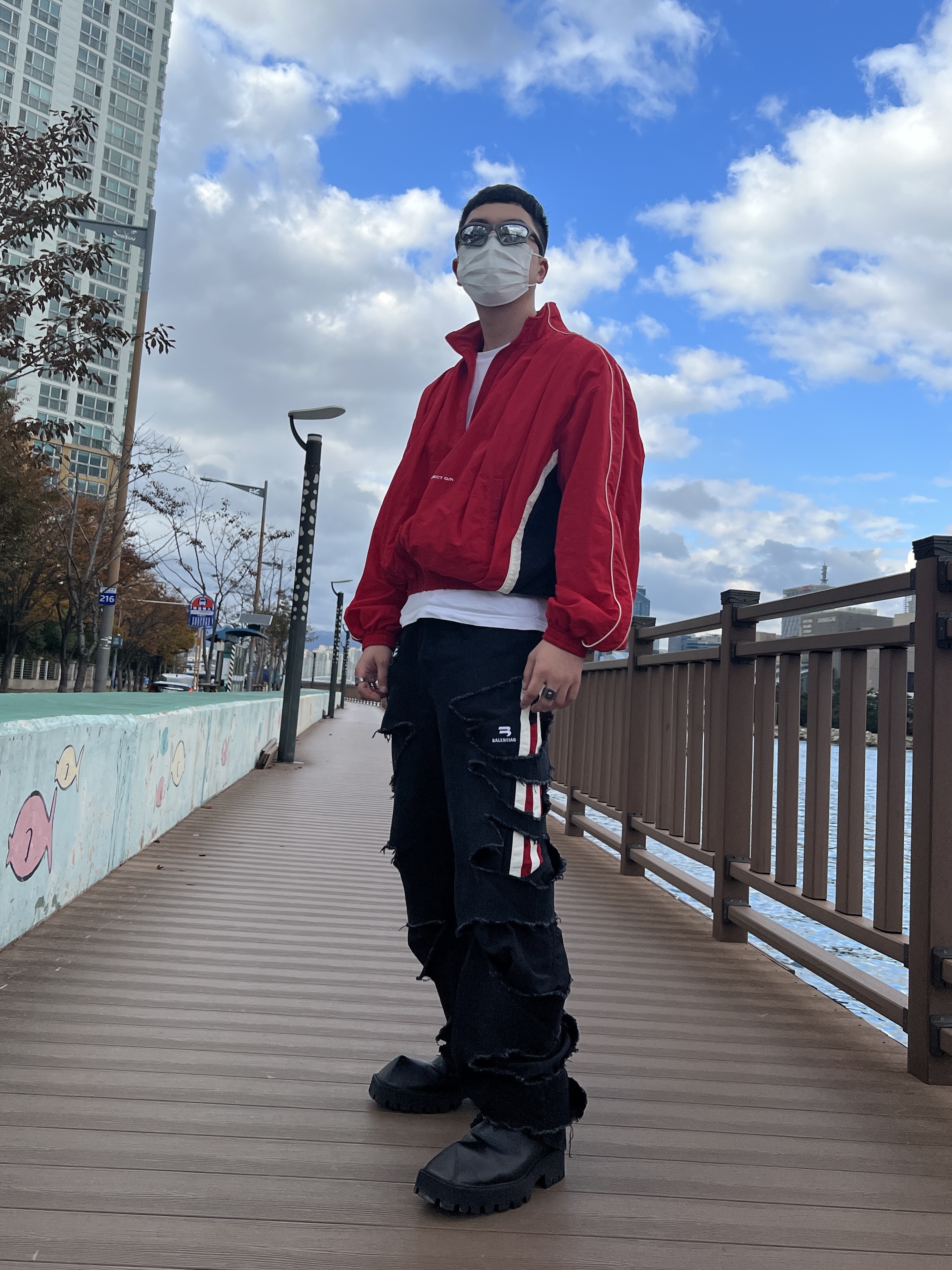 Balenciaga Slashed Loose Fit Jeans Light Blue, Project G/R Pintuck Track Jacket Red 착용 스타일