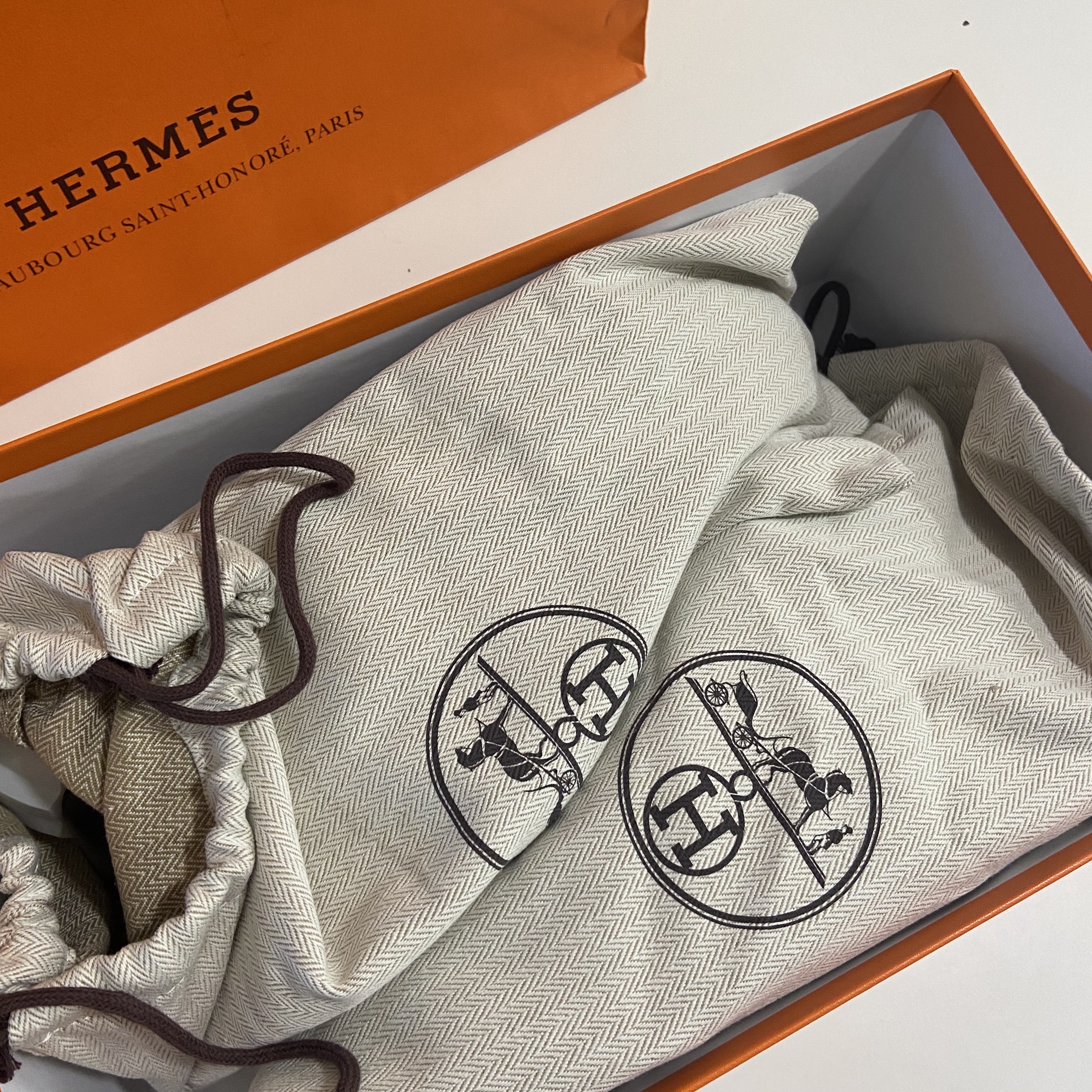 Hermes Bouncing Sneakers Calfskin Suede Goatskin & Noir 착용 스타일 - 4
