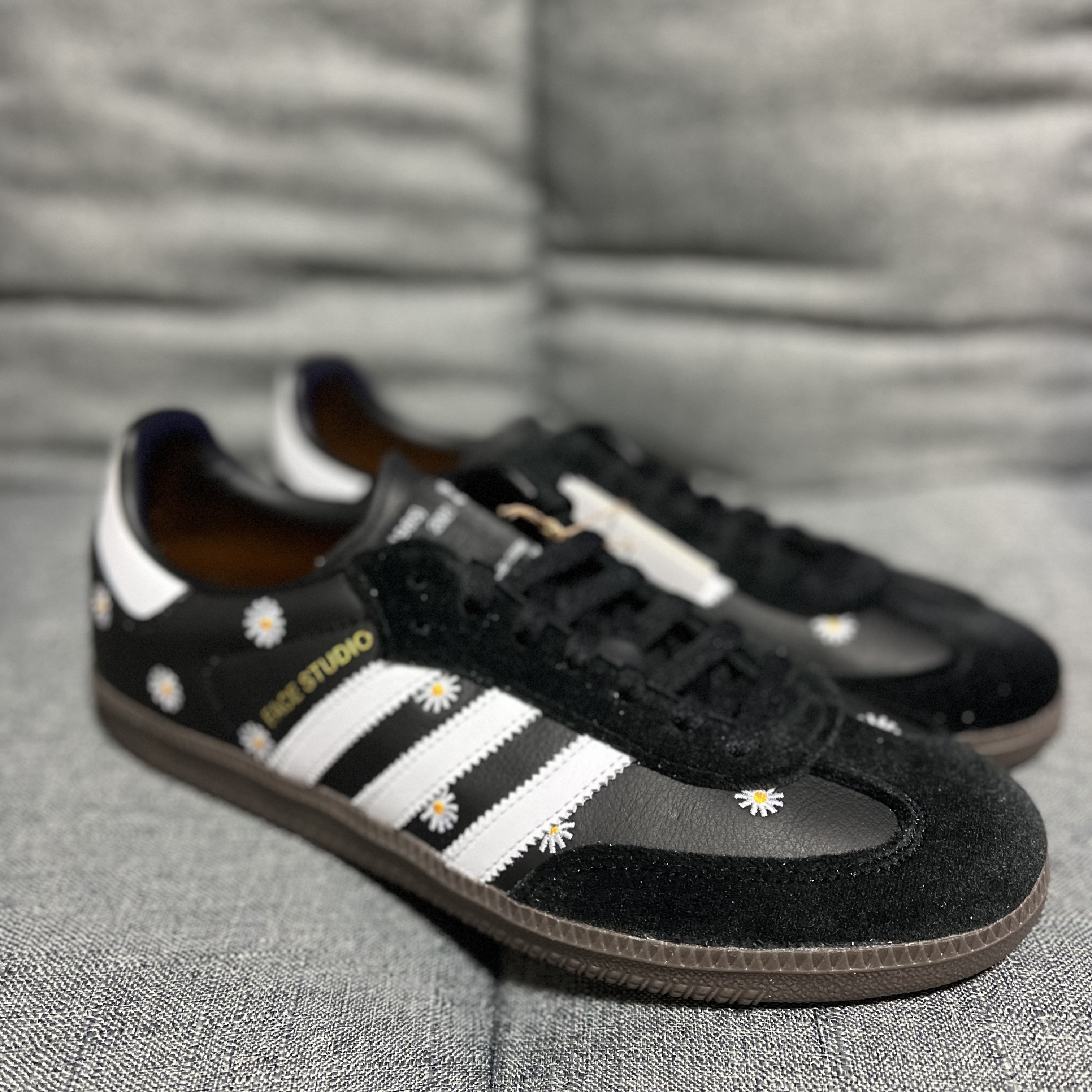 Adidas x Atmos x Face Samba OG Core Black 착용 스타일 - 1