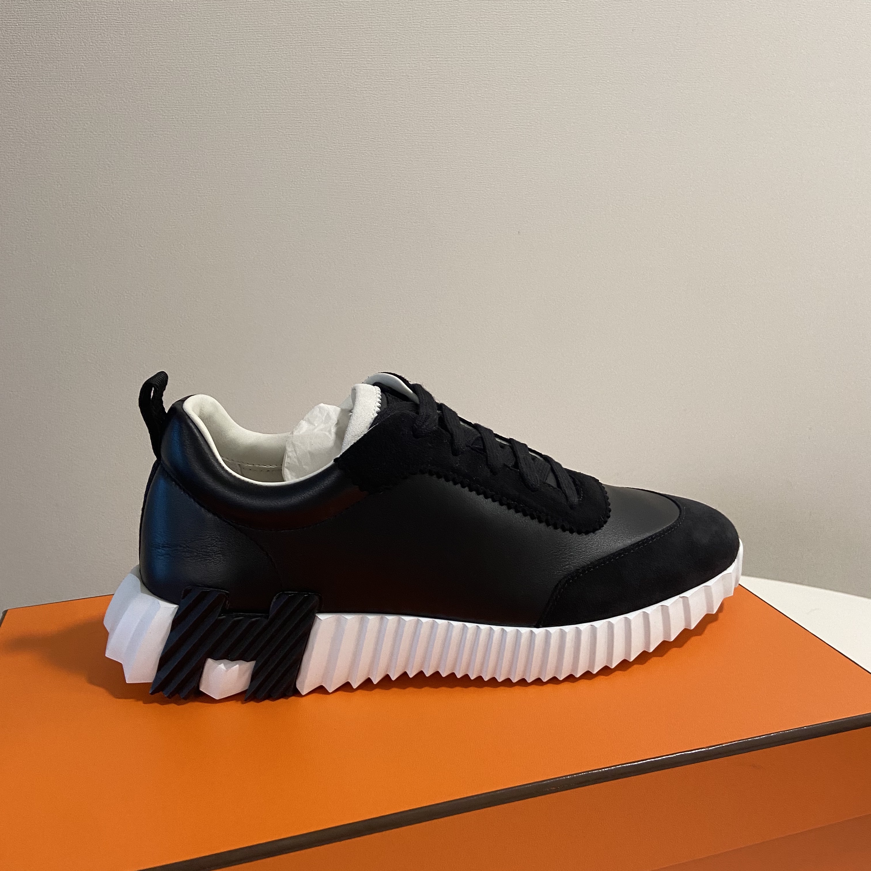 Hermes Bouncing Sneakers Calfskin Suede Goatskin & Noir 착용 스타일 - 5