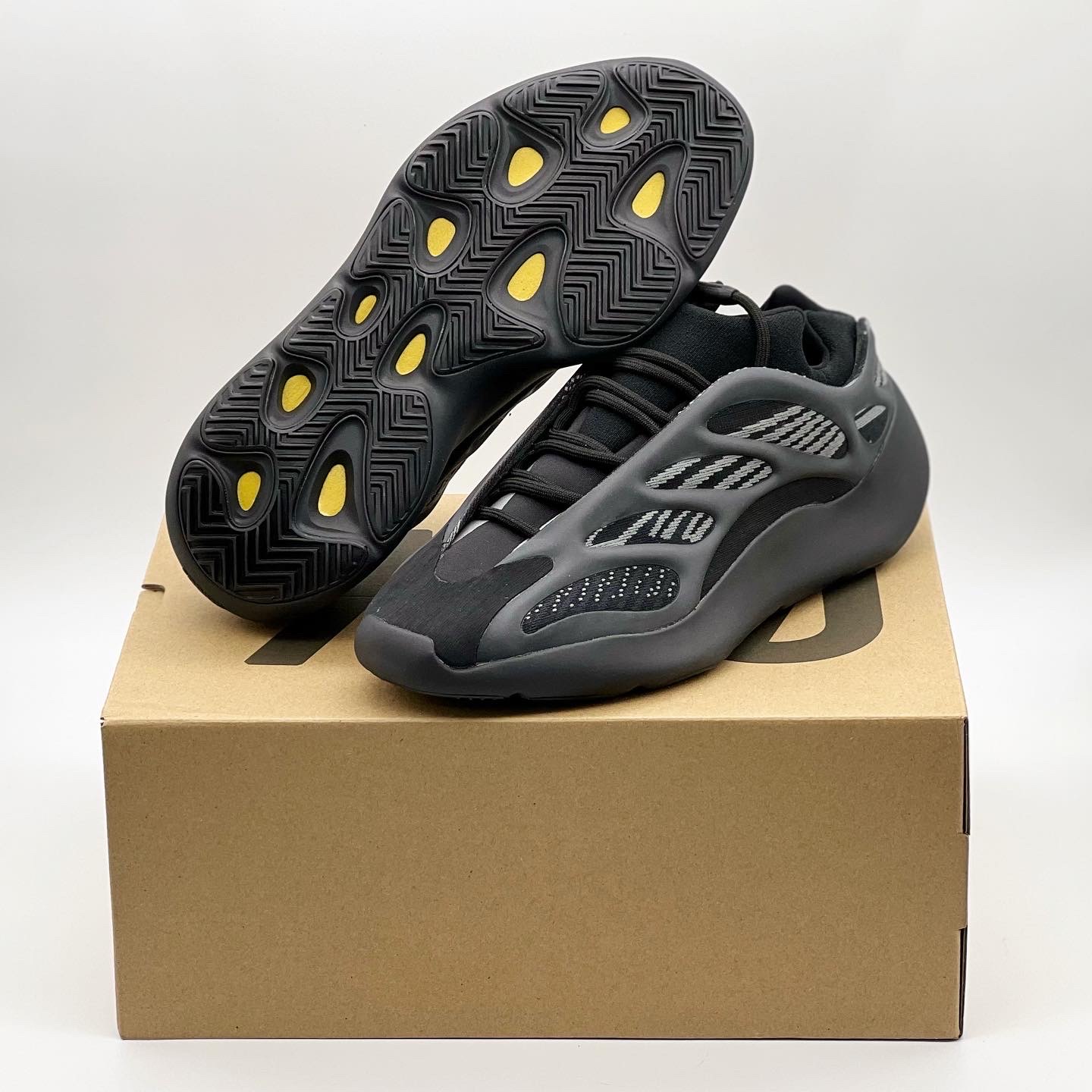 Adidas Yeezy 700 V3 Dark Glow 착용 스타일 - 1