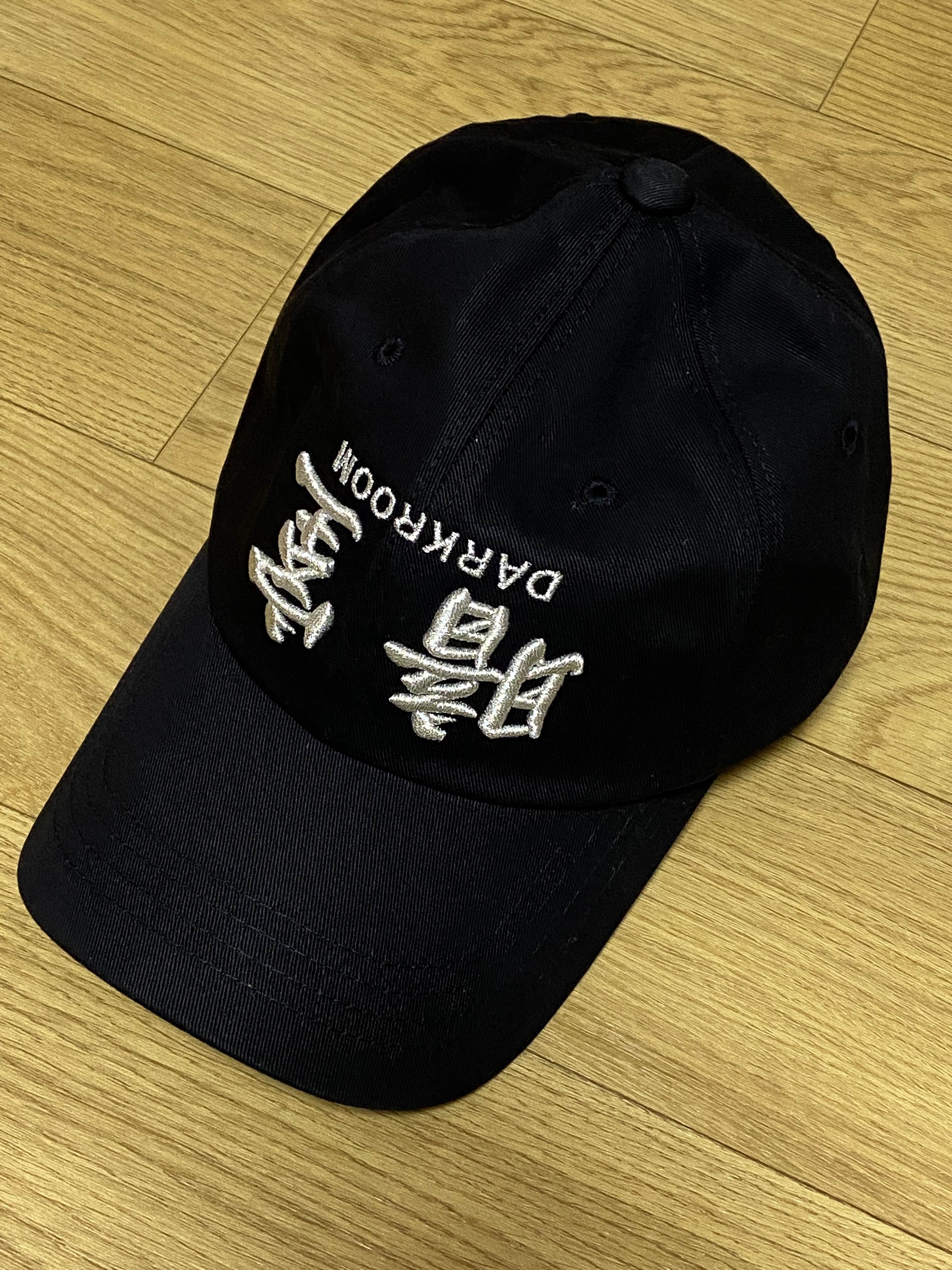 Darkr8m Studio Upside Down Silver Logo Cap 착용 스타일