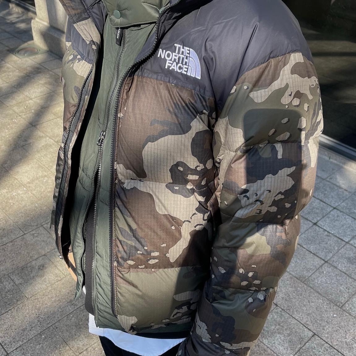 The North Face 1996 Novelty Nuptse Jacket Woodland Camo 착용 스타일 - 3