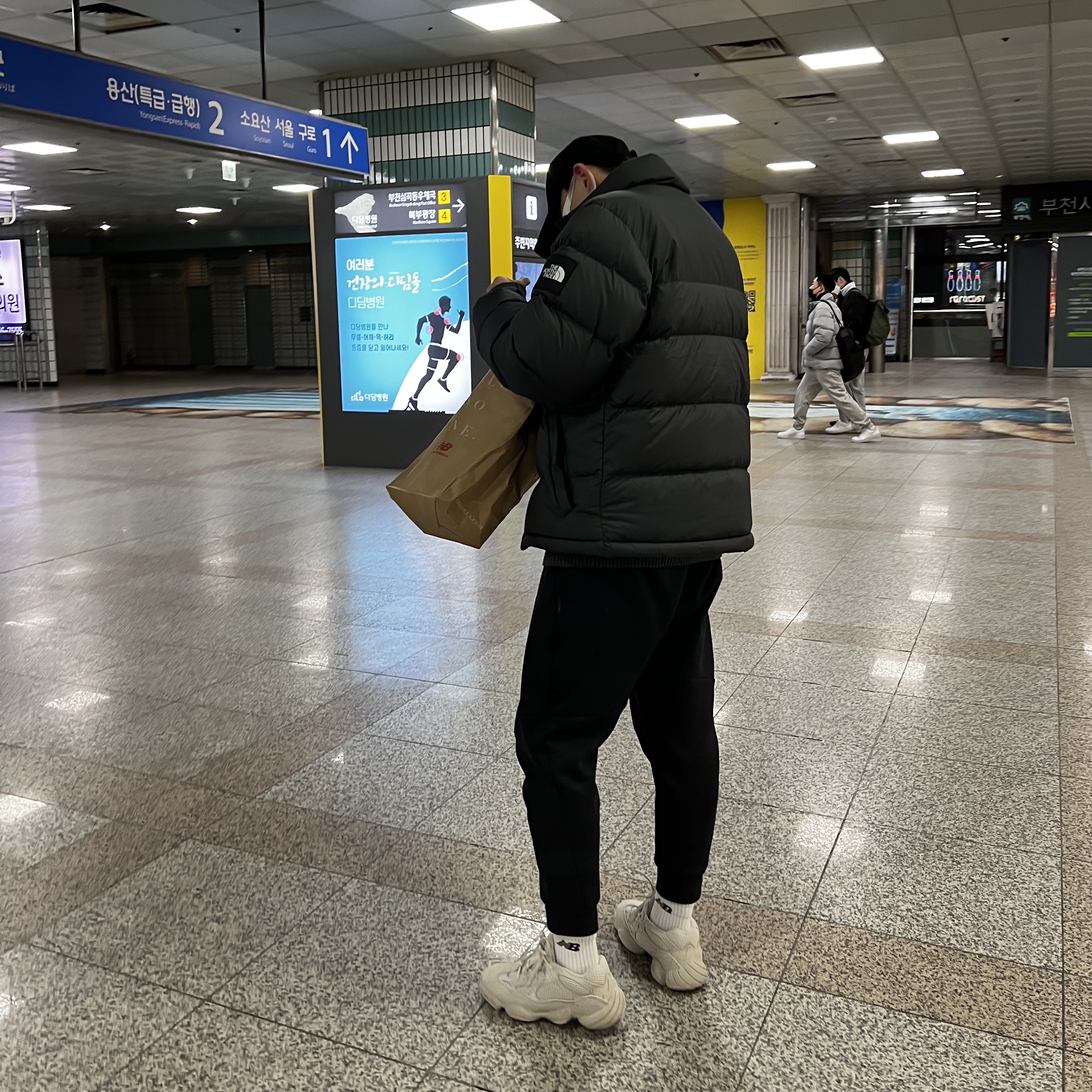 The North Face 1992 Nuptse Jacket Black, Adidas Yeezy 500 Blush 2022 착용 스타일