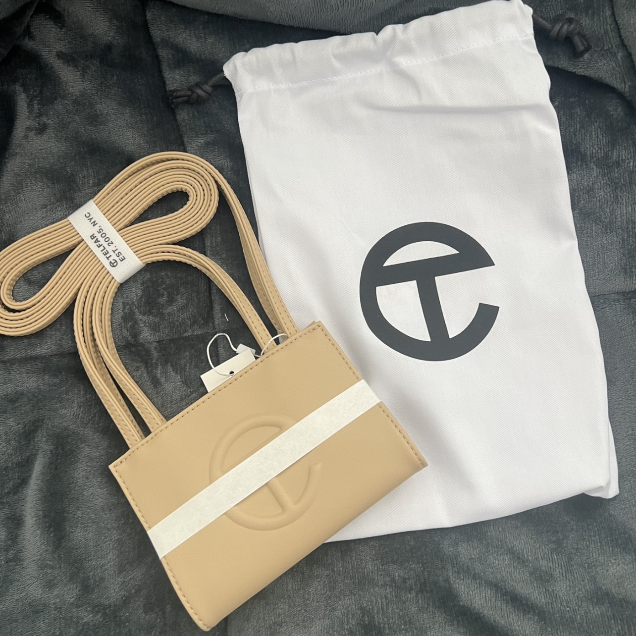 Telfar Small Shopping Bag Cream 착용 스타일