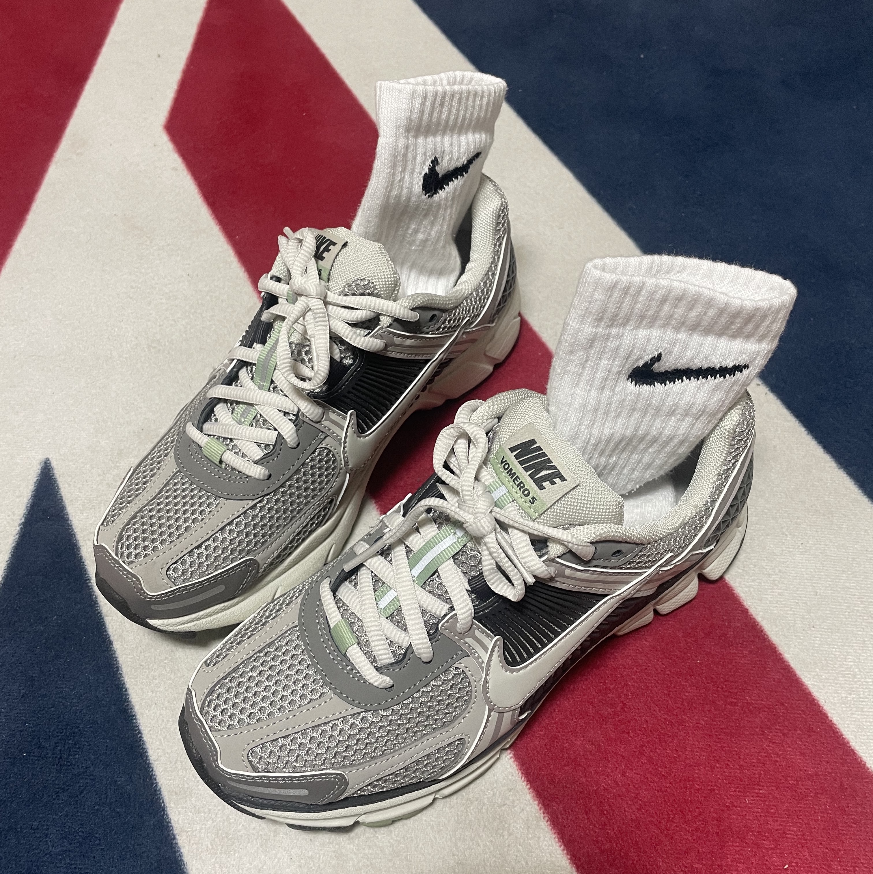 (W) Nike Zoom Vomero 5 Cobblestone and Flat Pewter 착용 스타일