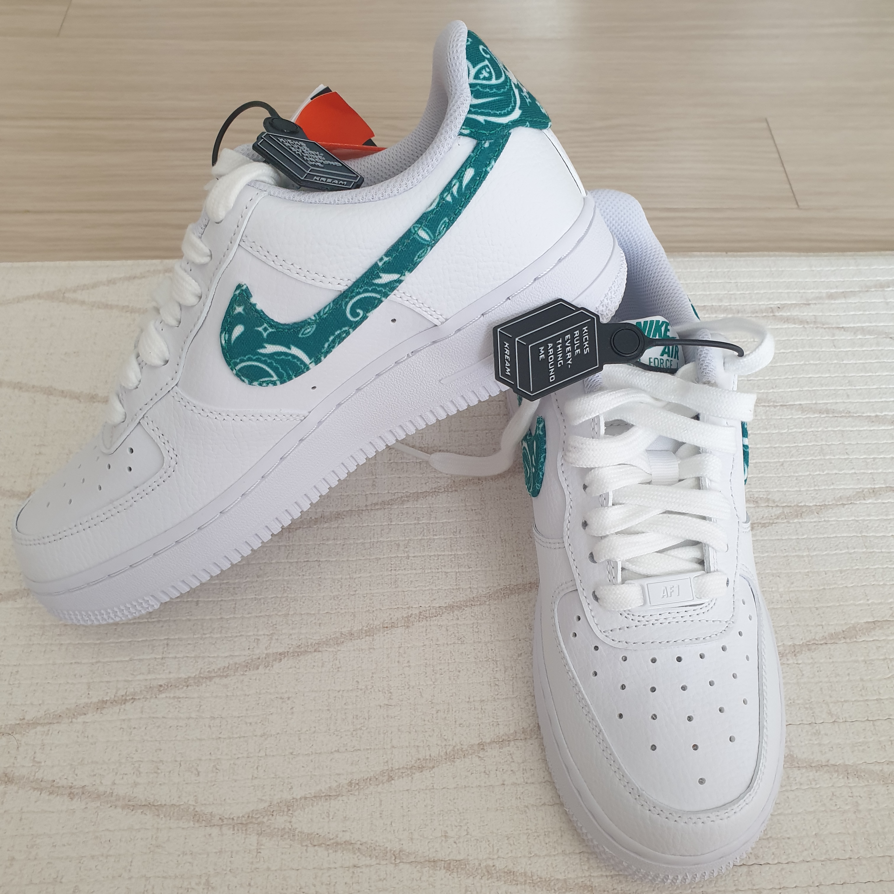 (W) Nike Air Force 1 '07 Essential Paisley Swoosh White Malachite 착용 스타일