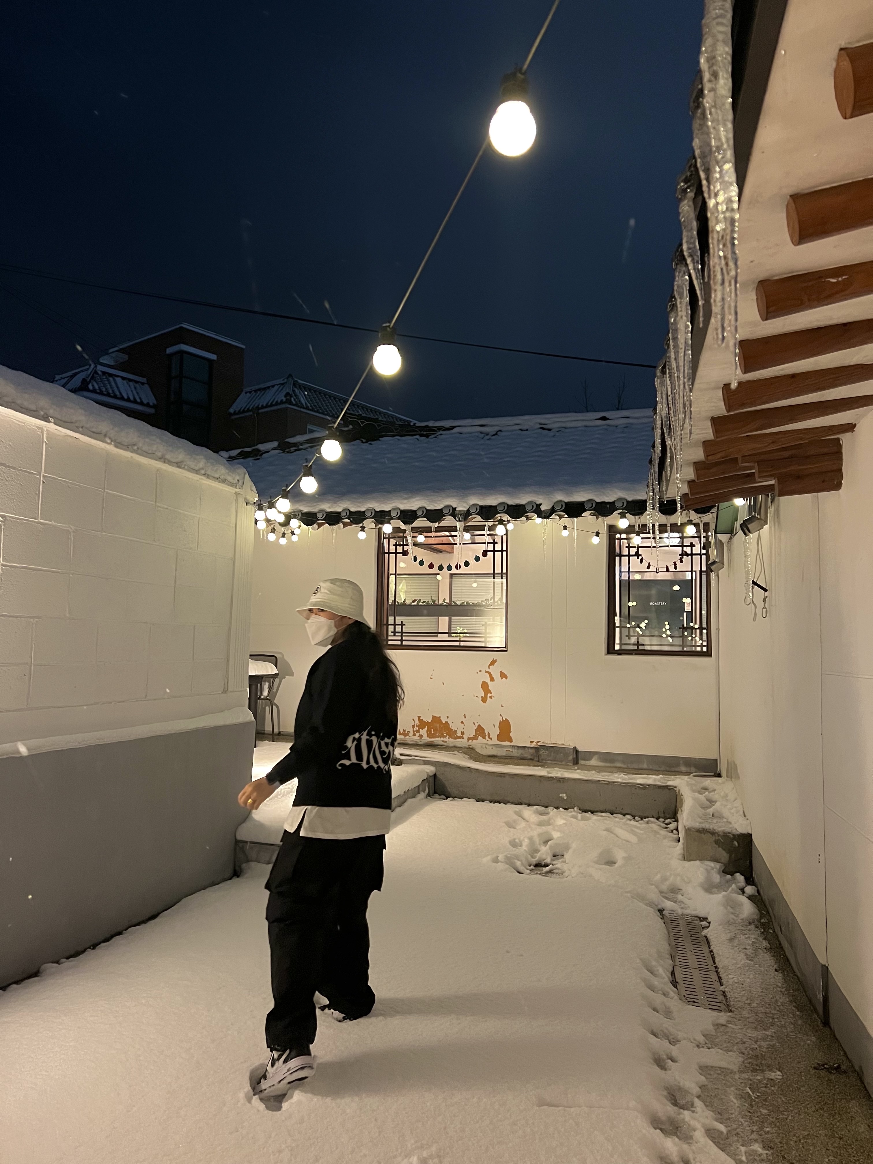 Stussy SS Link Deep Bucket Hat White, Stussy Gothic Sweater Black 착용 스타일 - 2
