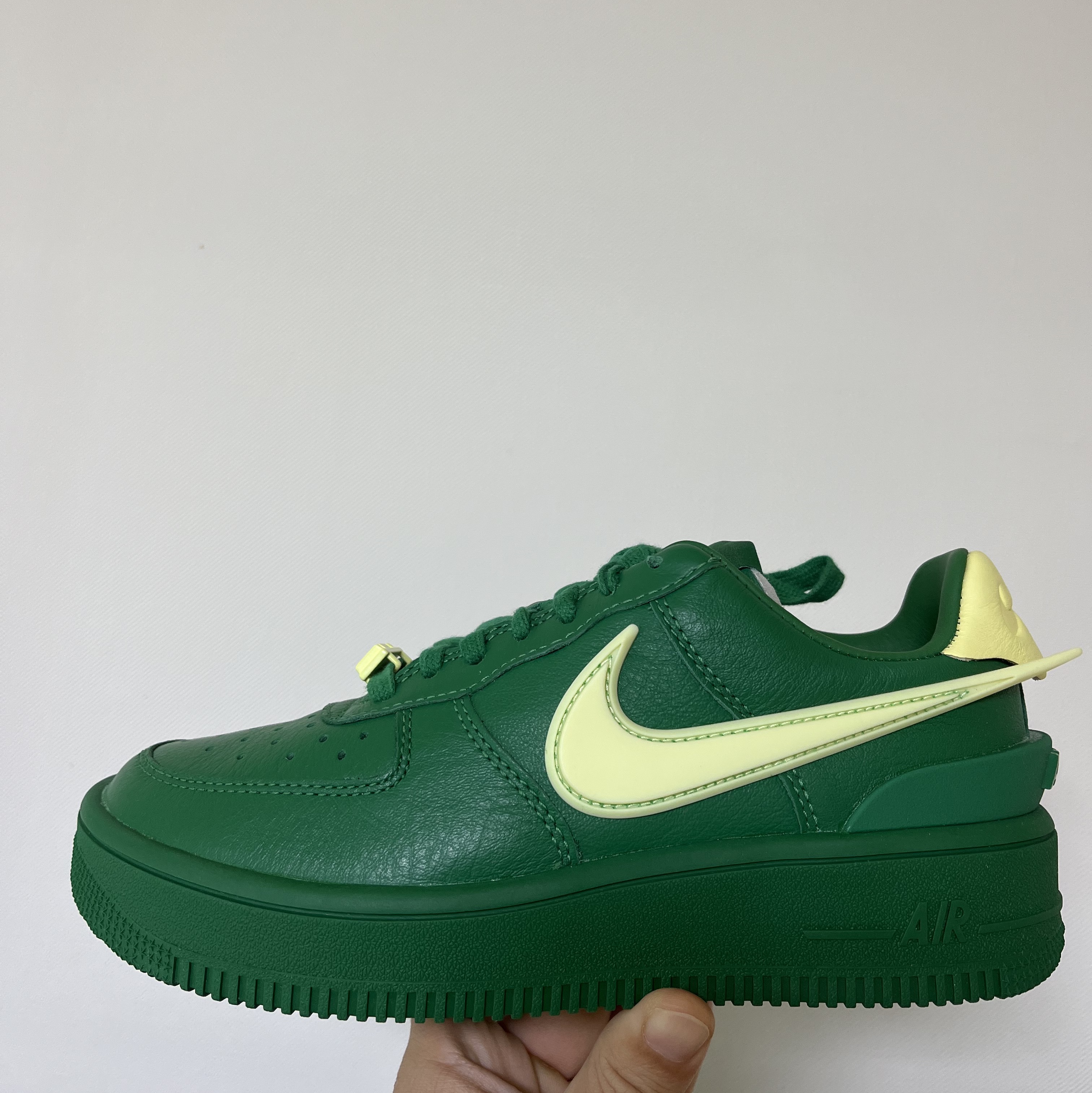 Nike x Ambush Air Force 1 Low SP Pine Green and Citron 착용 스타일 - 1