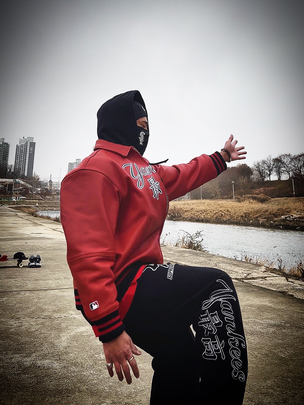 Supreme x MLB Kanji Teams Lightweight Balaclava White Sox Black - 22FW, Supreme x MLB Kanji Teams Lightweight Balaclava Yankees Red - 22FW 착용 스타일 - 1