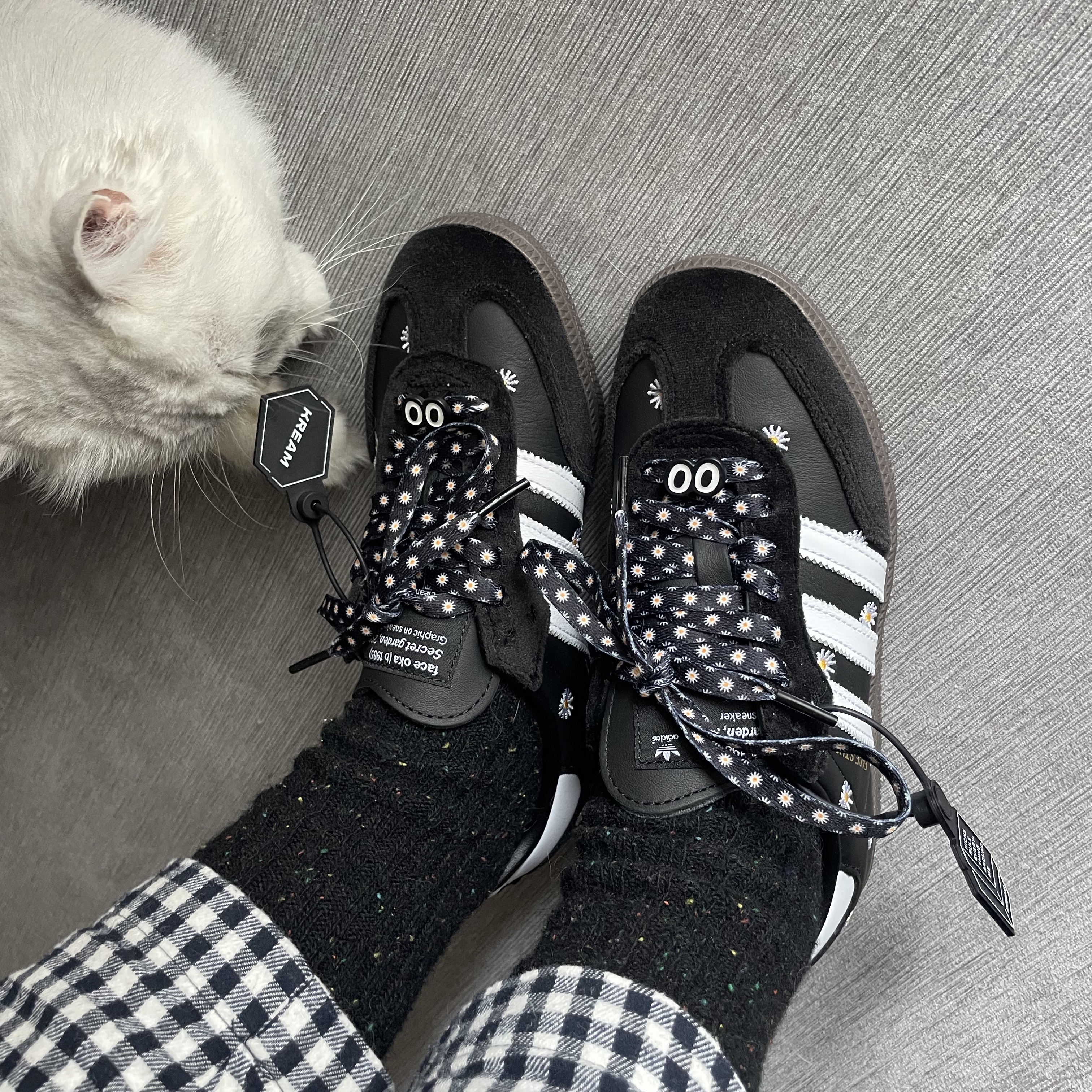 Adidas x Atmos x Face Samba OG Core Black 착용 스타일 - 2