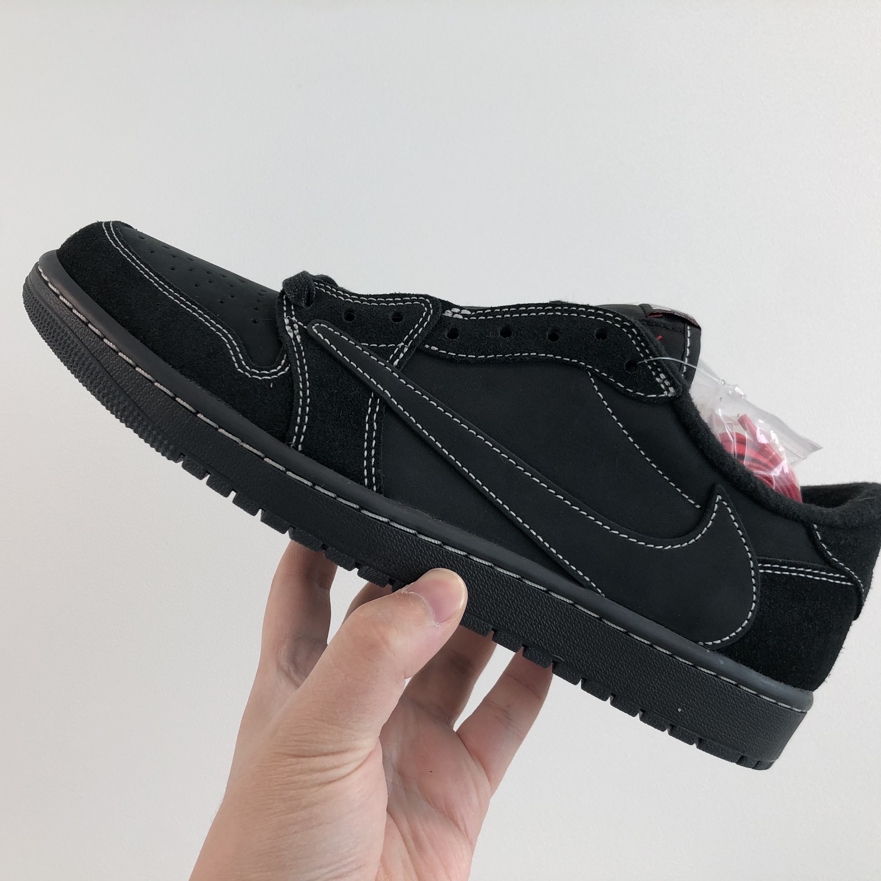 Jordan 1 x Travis Scott Retro Low OG SP Black Phantom 착용 스타일 - 2