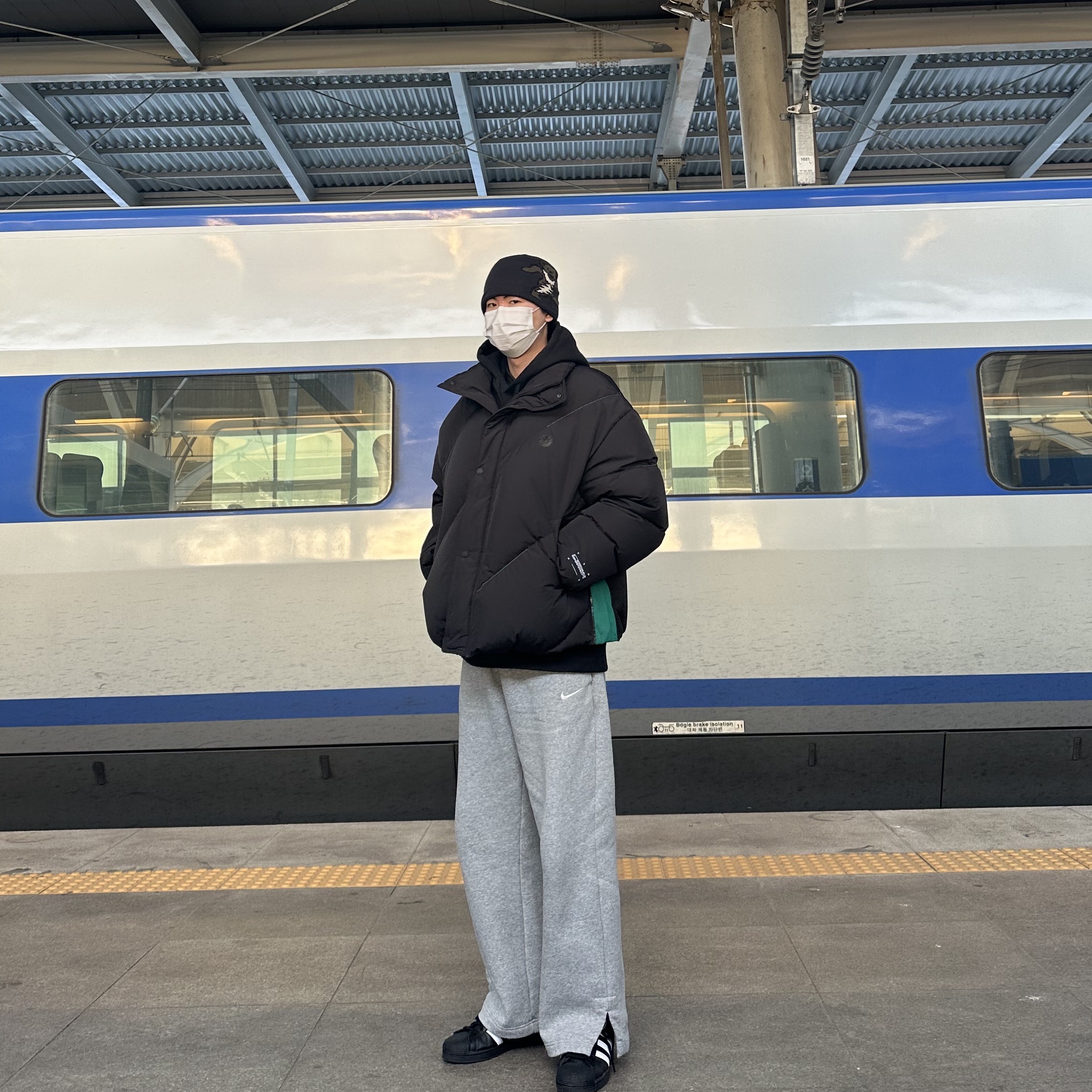 Thisisneverthat x Grateful Dead Dancing Bear No Cuff Beanie Off Black, Zara x Ader Error Oversize Puffer Jacket Black 착용 스타일 - 1