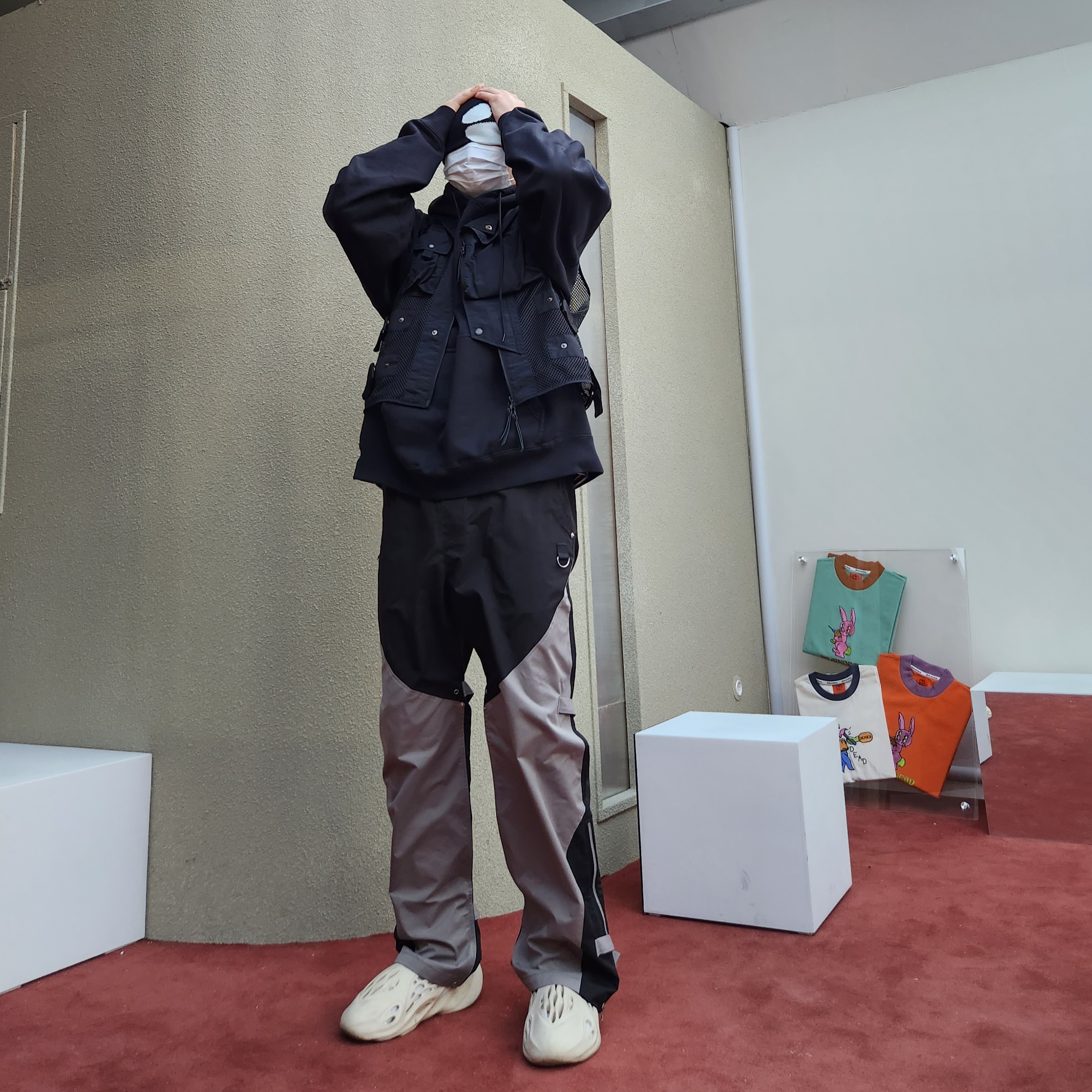 Adidas Yeezy Foam RNNR Sand, Nike x Stussy NRG RA Washed Pullover Hoodie Black (DN4028-010) 착용 스타일
