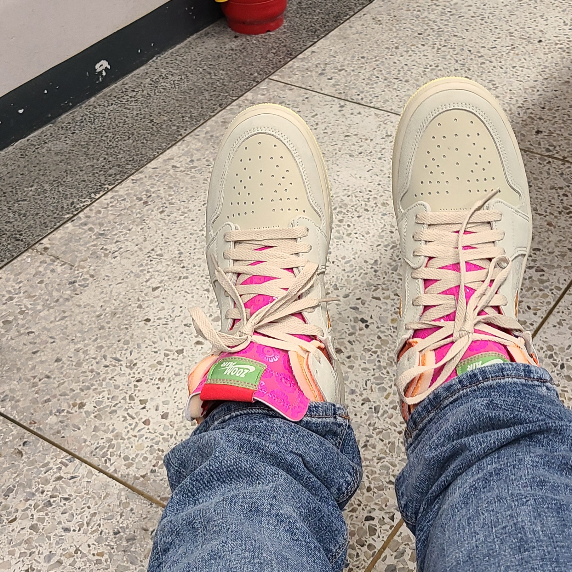 Jordan 1 Zoom Air CMFT Somos Familia Dia De Muertos 착용 스타일 - 2