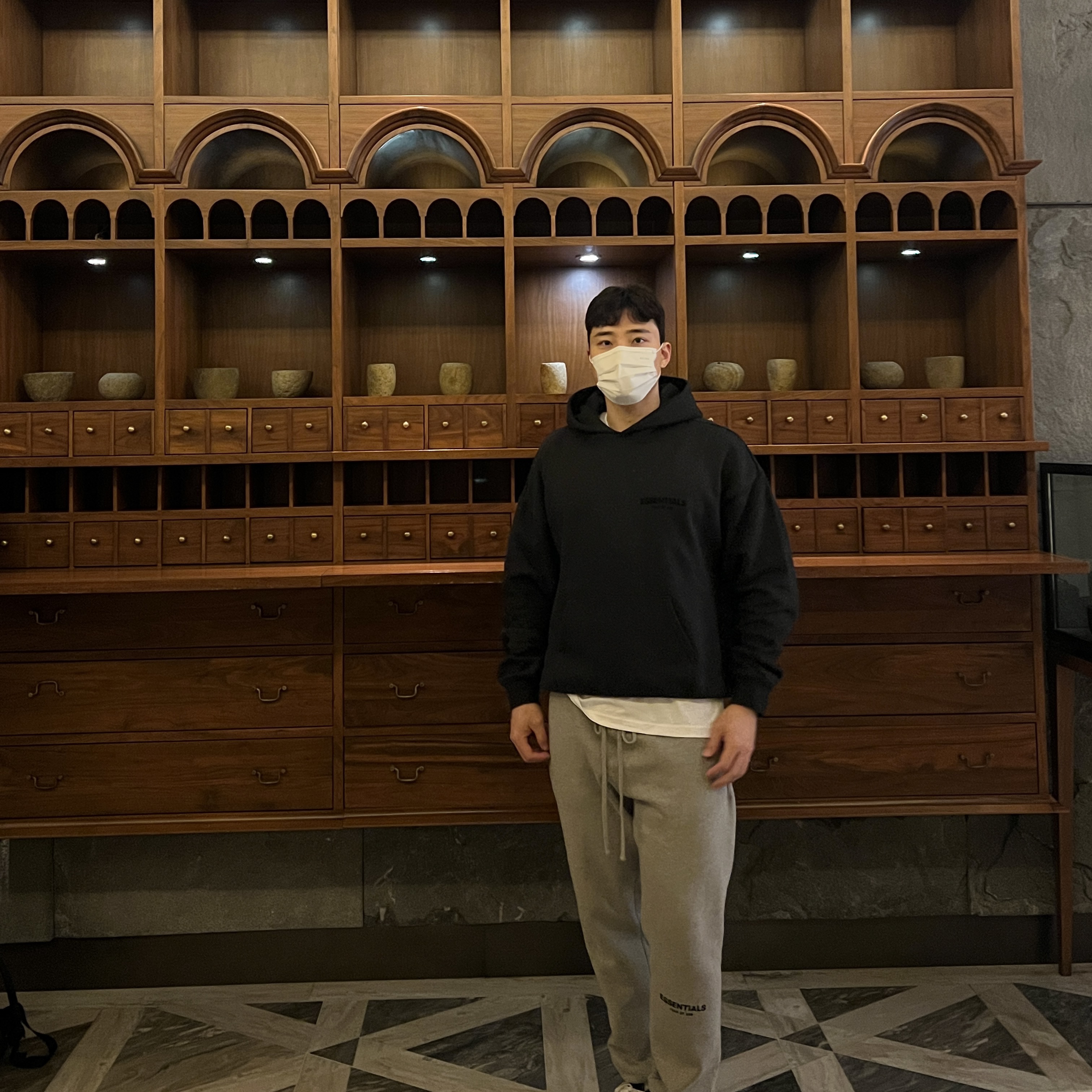 Essentials The Core Collection Hoodie Stretch Limo, Essentials The Core Collection Sweatpants Dark Oatmeal 착용 스타일 - 2