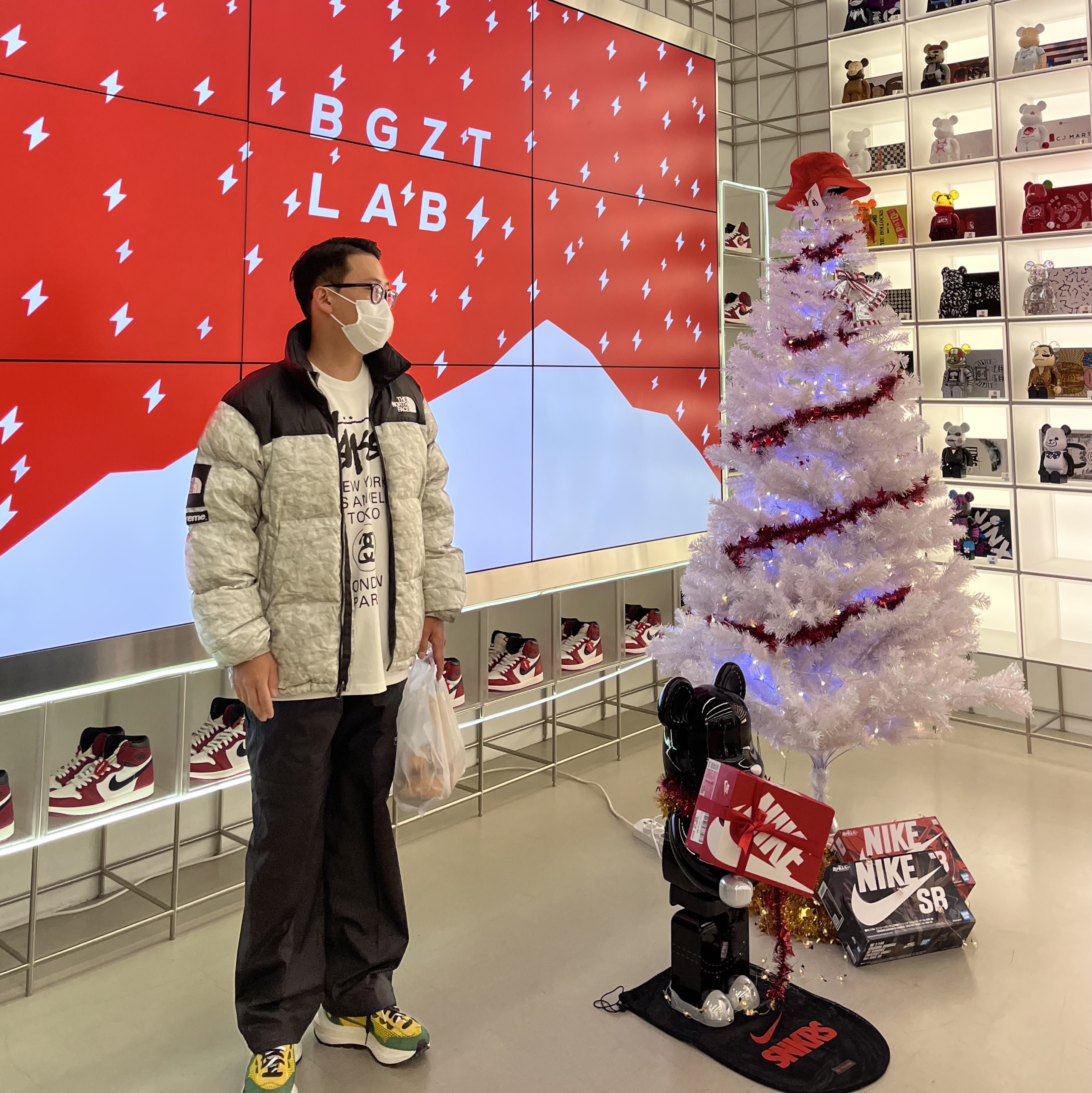 Supreme x The North Face Paper Print Nuptse Jacket - 19FW, Stussy World Tour LS T-Shirt White 착용 스타일 - 2