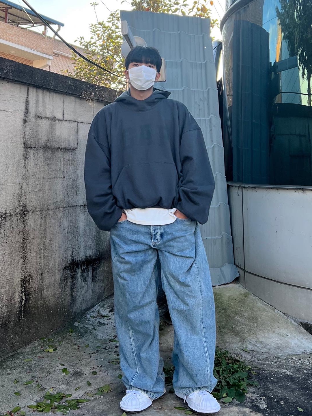 Yeezy Gap Engineered By Balenciaga Dove Hoodie Black, Maison Mihara Yasuhiro Blakey OG Sole Leather Low-top Sneakers White 착용 스타일