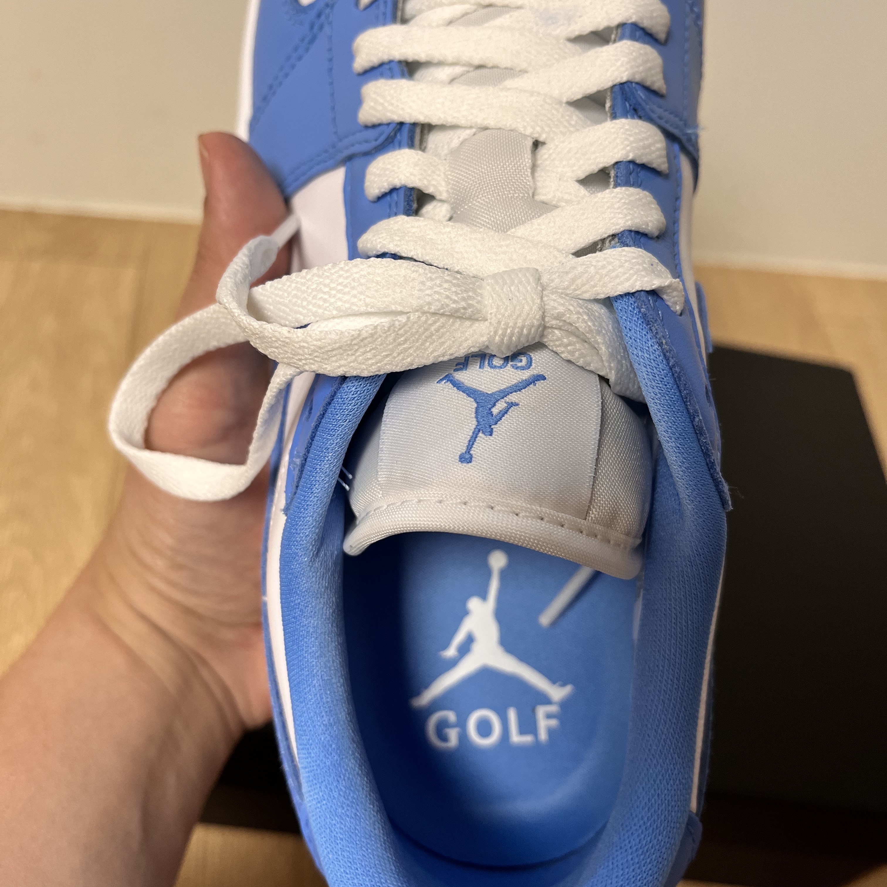 Jordan 1 Low Golf White and University Blue 착용 스타일 - 1