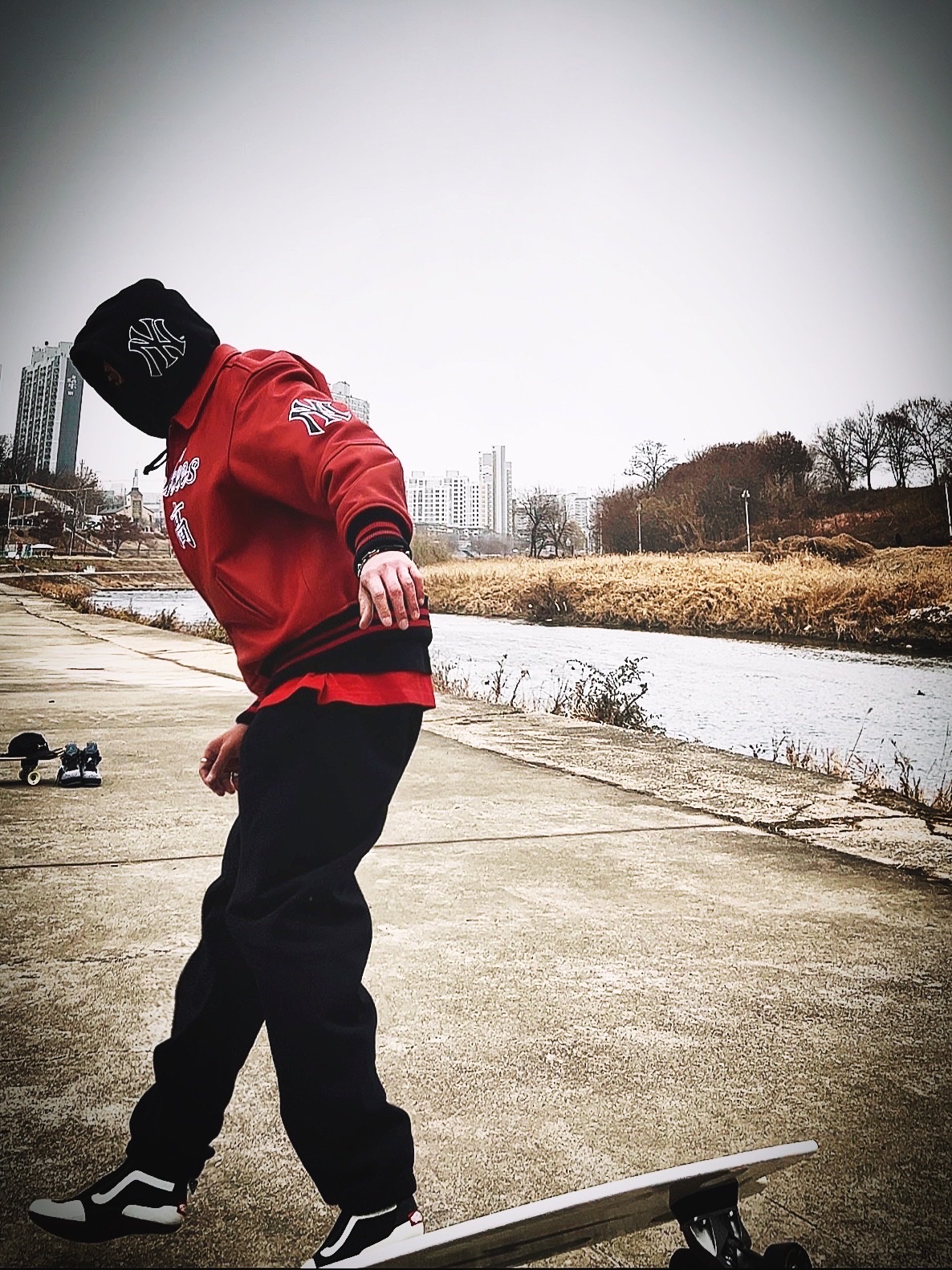 Supreme x MLB Kanji Teams Lightweight Balaclava Yankees Red - 22FW, Supreme x MLB Kanji Teams Lightweight Balaclava White Sox Black - 22FW 착용 스타일 - 4