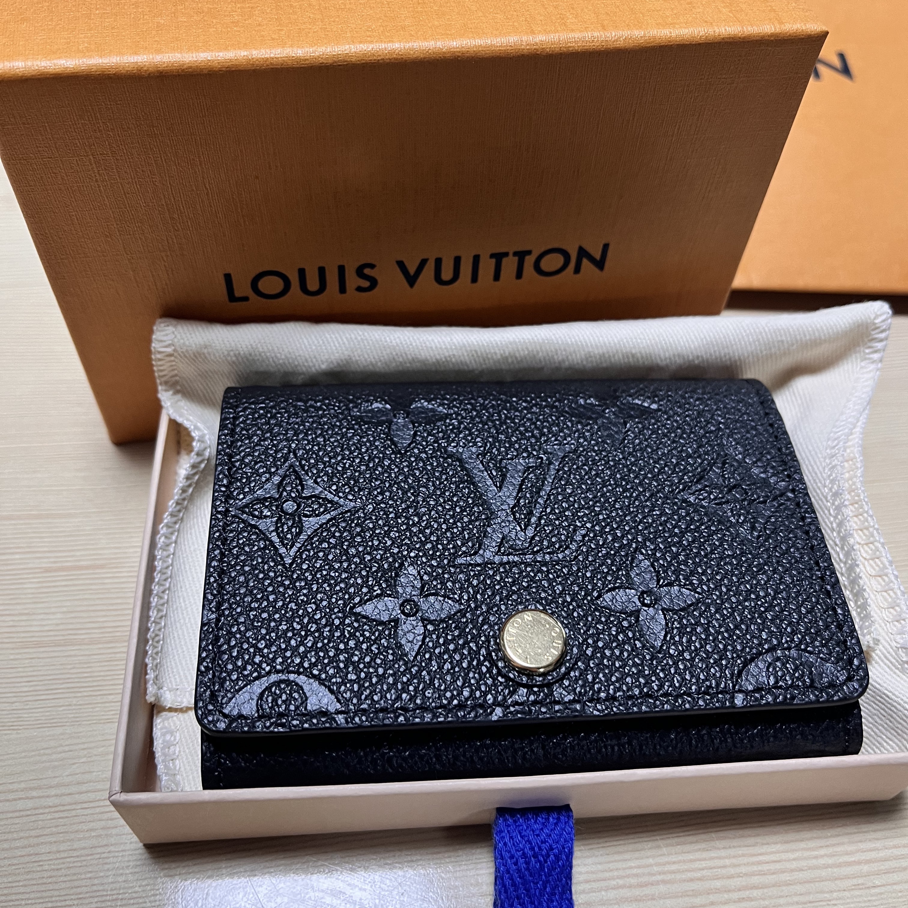 Louis Vuitton Business Card Holder Monogram Embossed Leather Black 착용 스타일 - 1