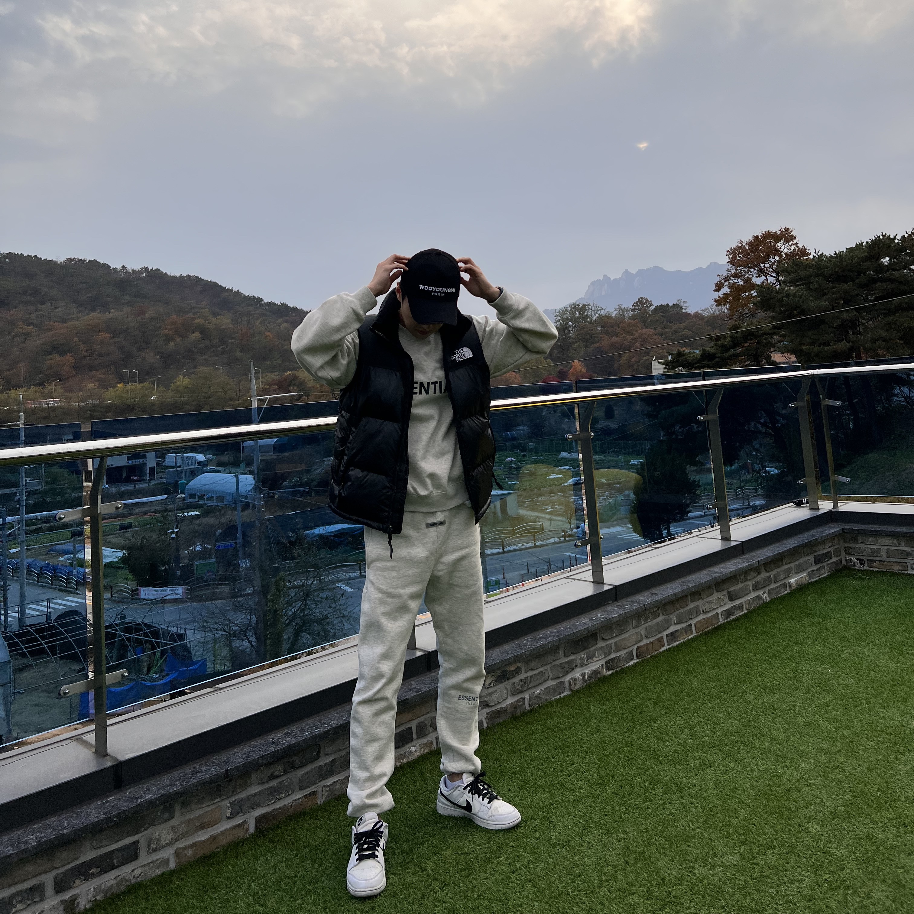 Wooyoungmi White Embroidered Logo Ball Cap Black, The North Face White Label Novelty Nuptse Down Vest Black 착용 스타일