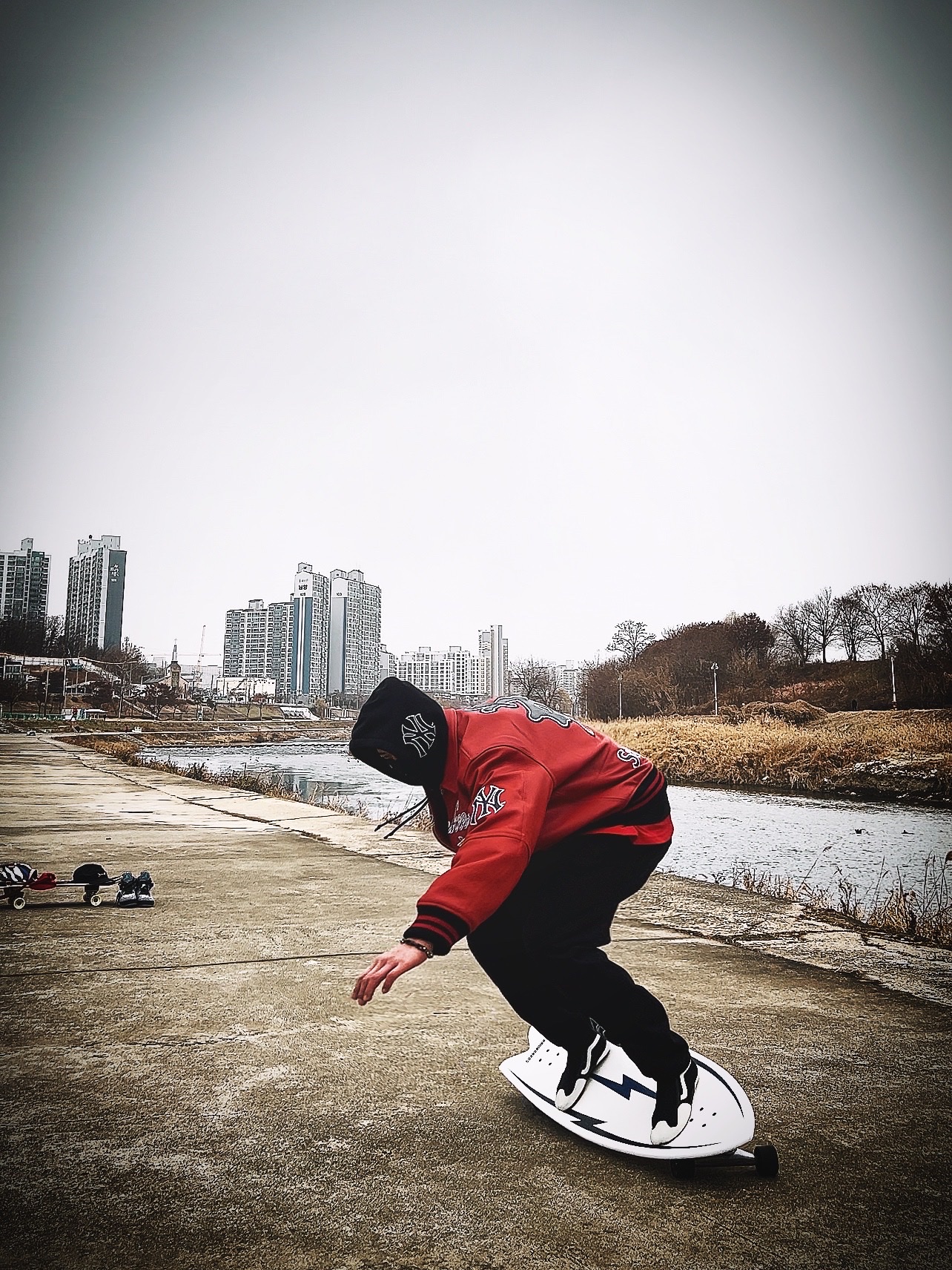 Supreme x MLB Kanji Teams Lightweight Balaclava Yankees Red - 22FW, Supreme x MLB Kanji Teams Lightweight Balaclava White Sox Black - 22FW 착용 스타일 - 1