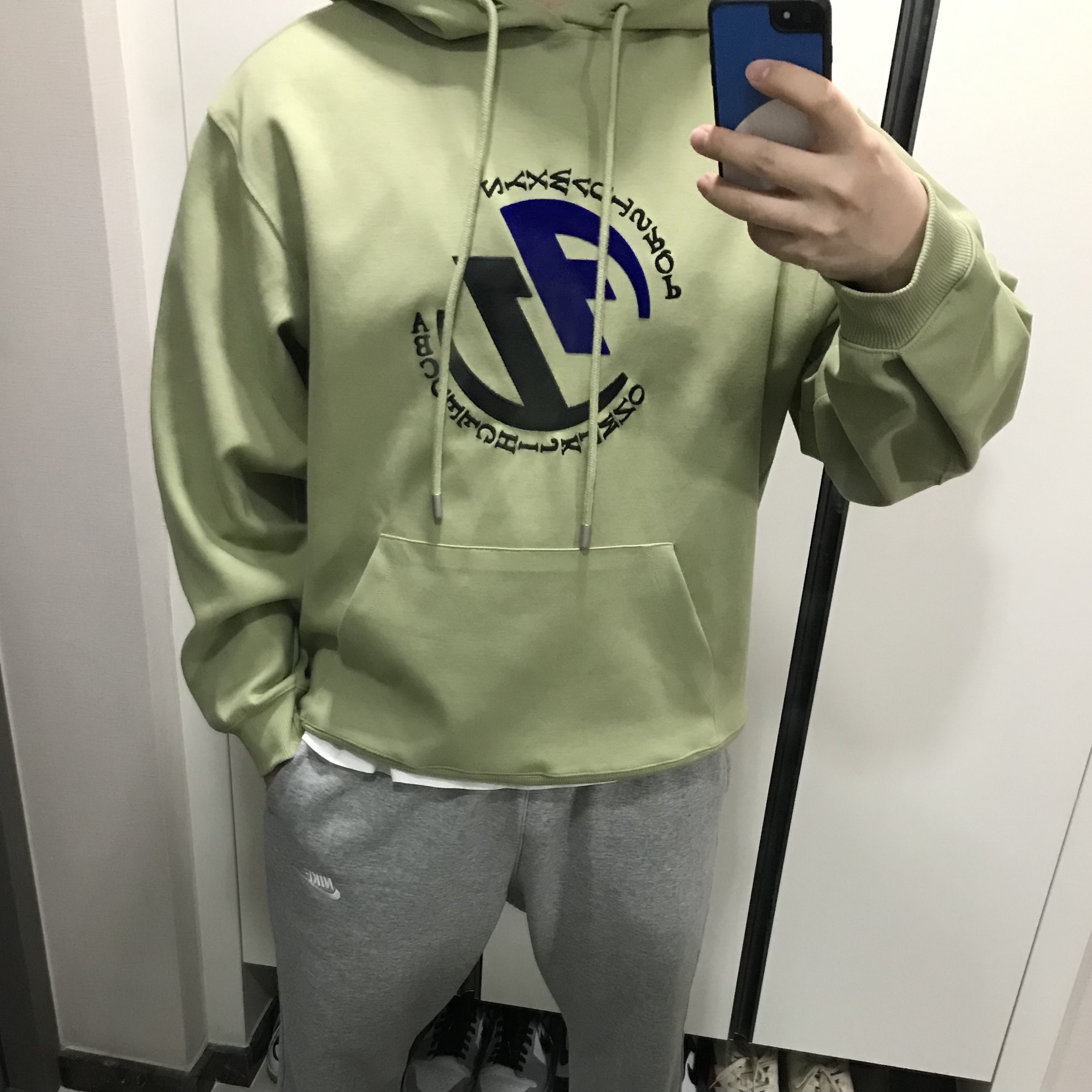 Zara x Ader Error Embroidery Hooded Sweatshirt Light Green 착용 스타일