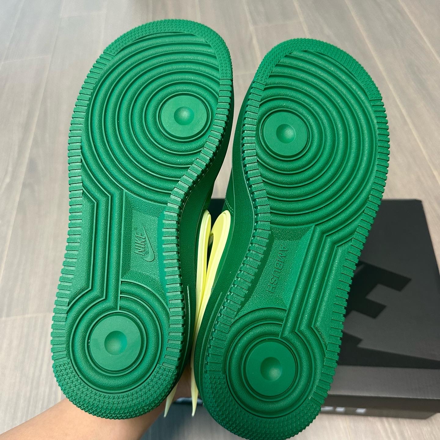 Nike x Ambush Air Force 1 Low SP Pine Green and Citron 착용 스타일 - 5