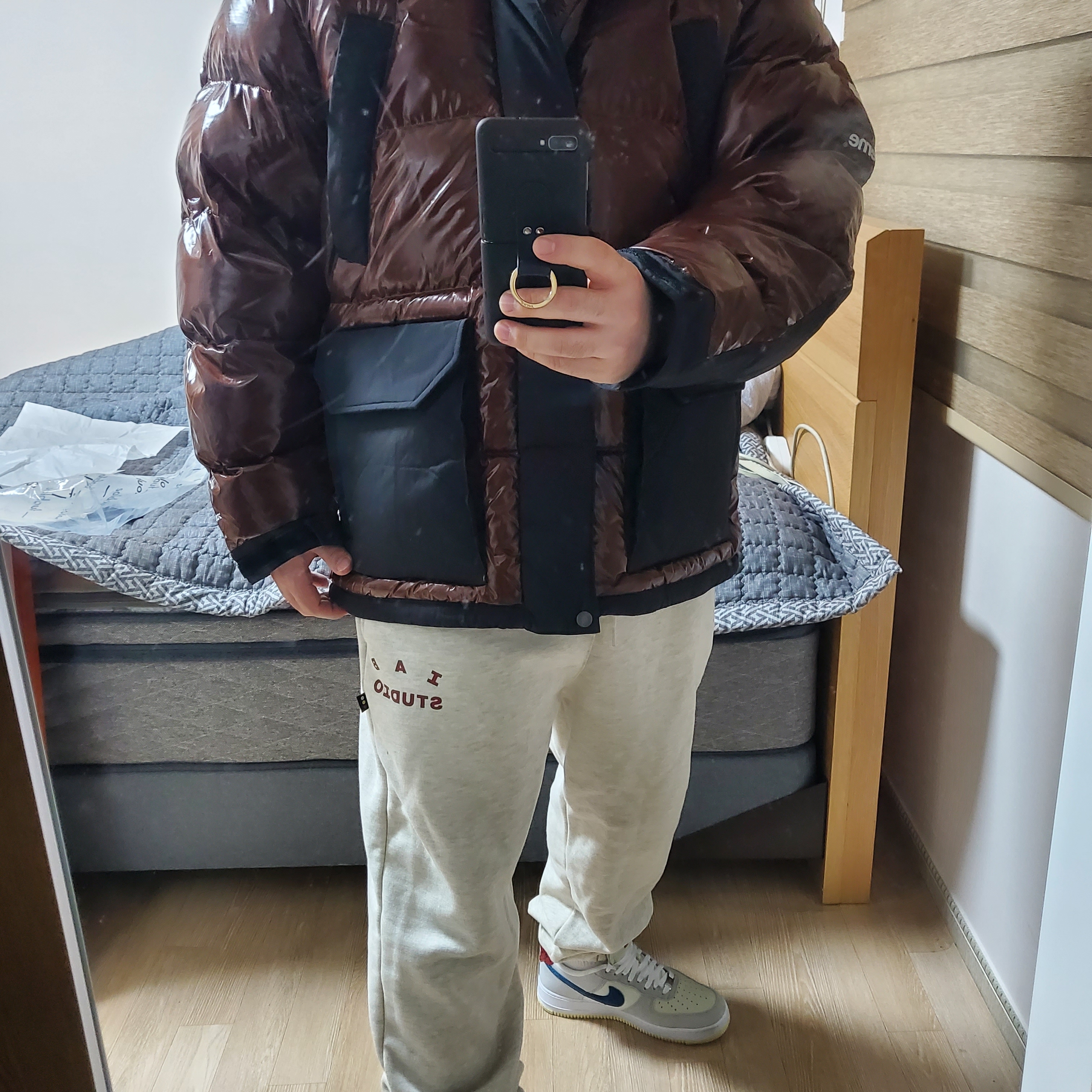 Supreme x The North Face 700-Fill Down Parka Brown - 22FW, IAB Studio Sweatpants Oatmeal Burgundy - 22SS 착용 스타일