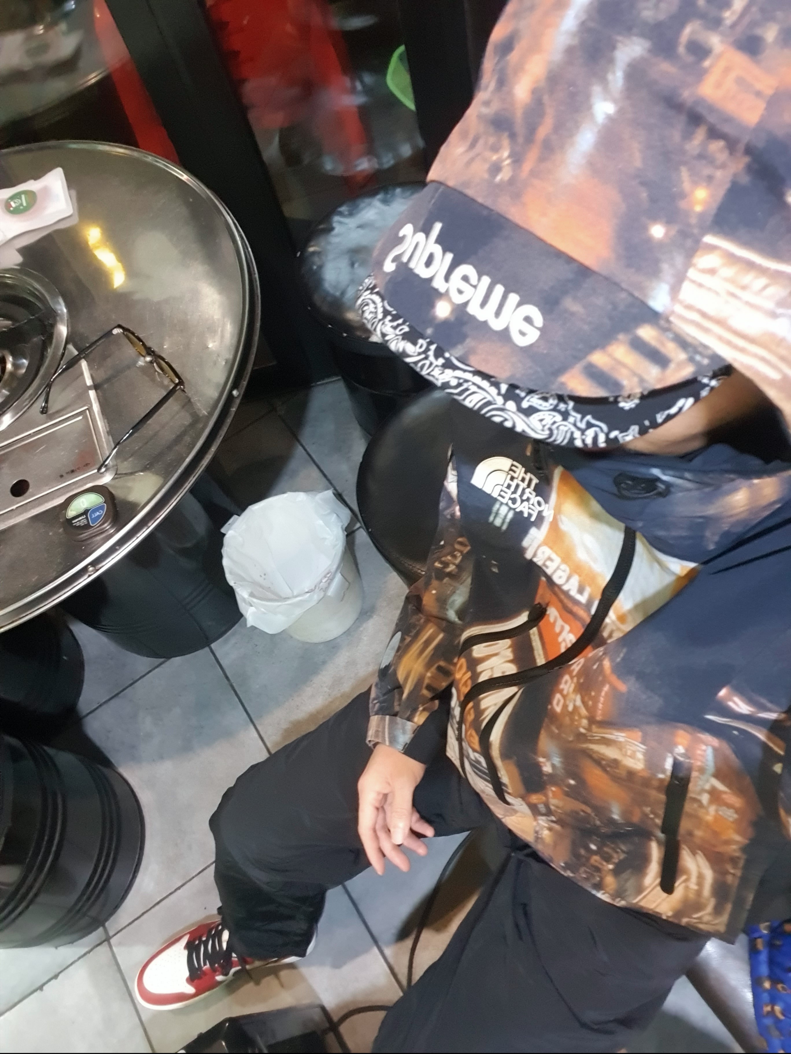 Supreme x The North Face Taped Seam Shell Jacket Times Square - 22FW 착용 스타일 - 2