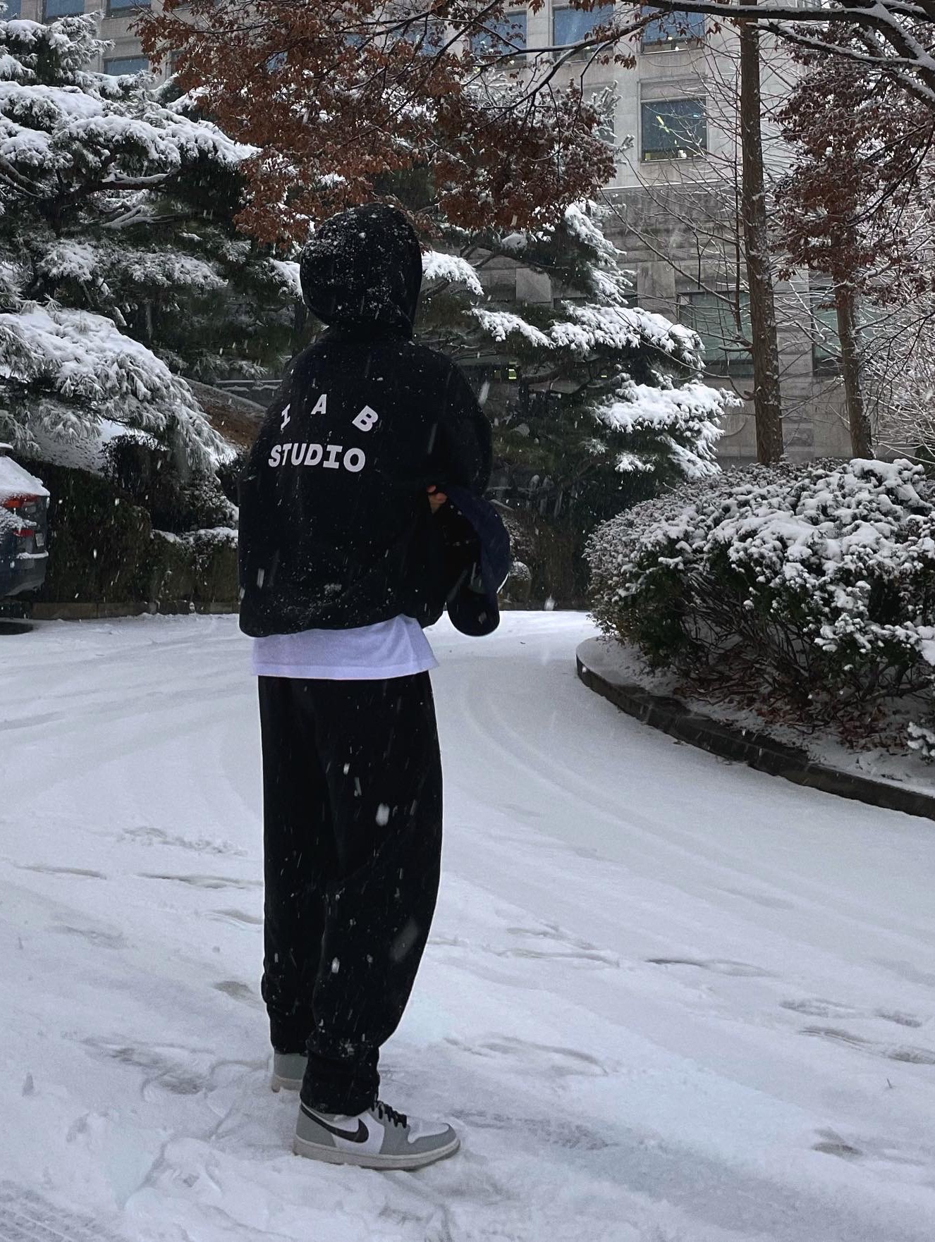 IAB Studio Hoodie Black White, IAB Studio Sweatpants Black White - 22SS 착용 스타일 - 1
